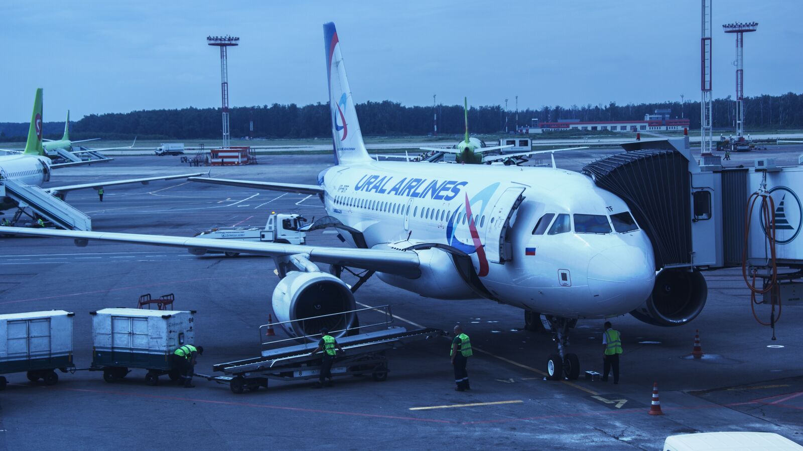 Canon EOS 60D sample photo. Airport, domodedovo, moscow photography