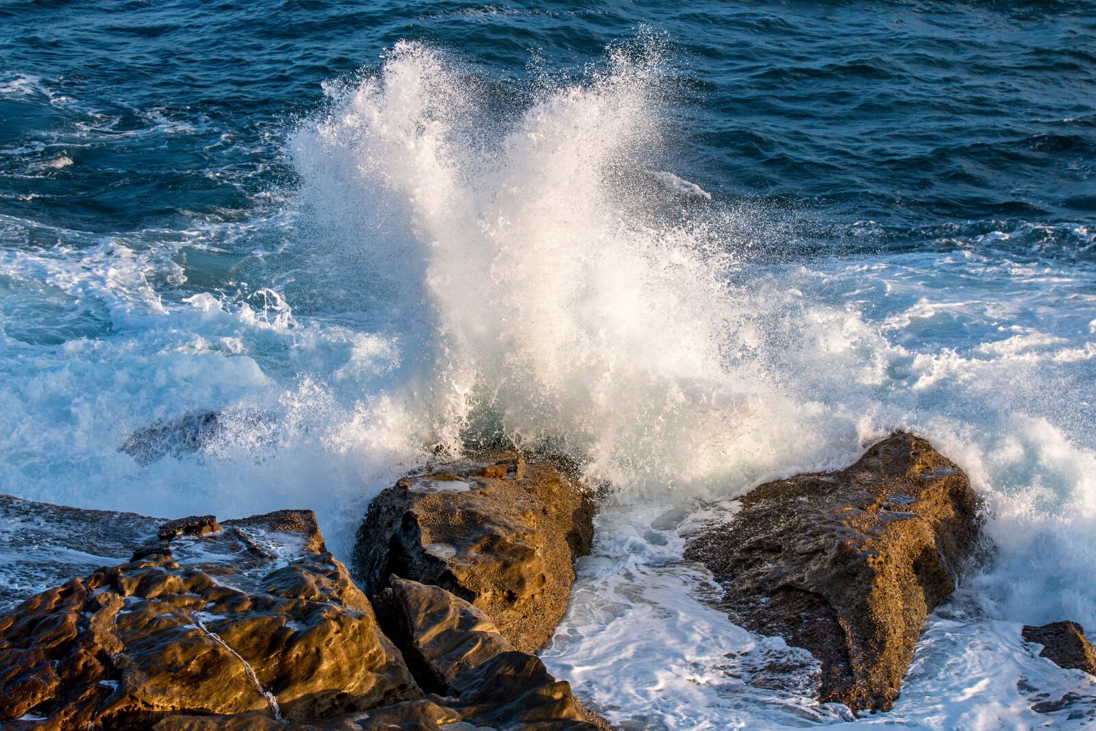 Canon EOS 70D sample photo. Waves, rocks, water photography