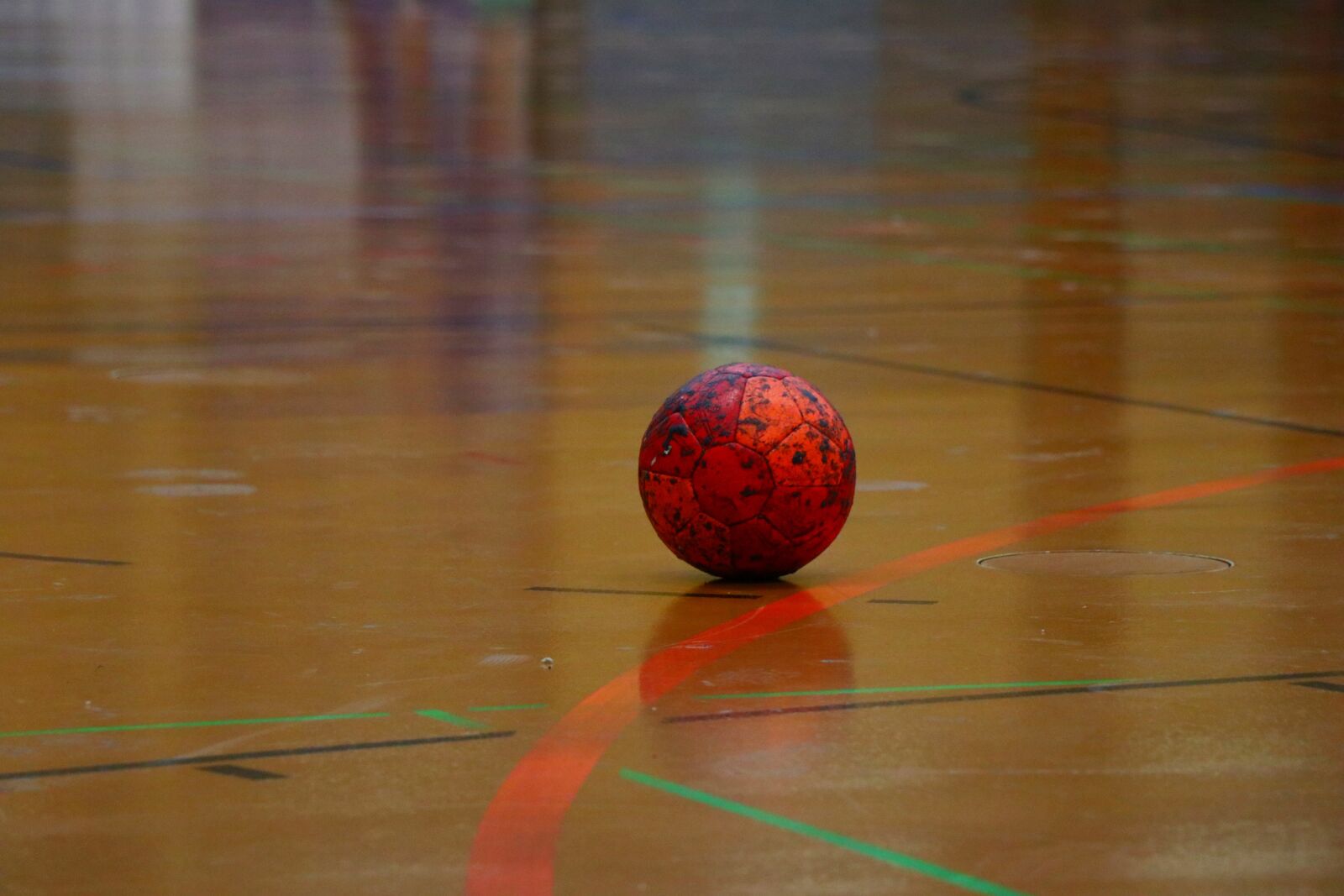 Canon EF-S 18-135mm F3.5-5.6 IS USM sample photo. Handball, hall floor, resin photography