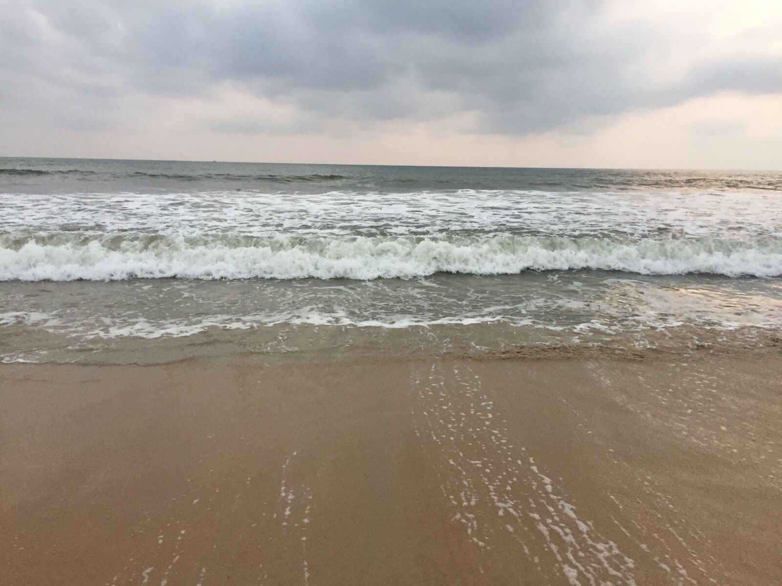 iPhone 6 back camera 4.15mm f/2.2 sample photo. Beach, evening, ocean, wave photography