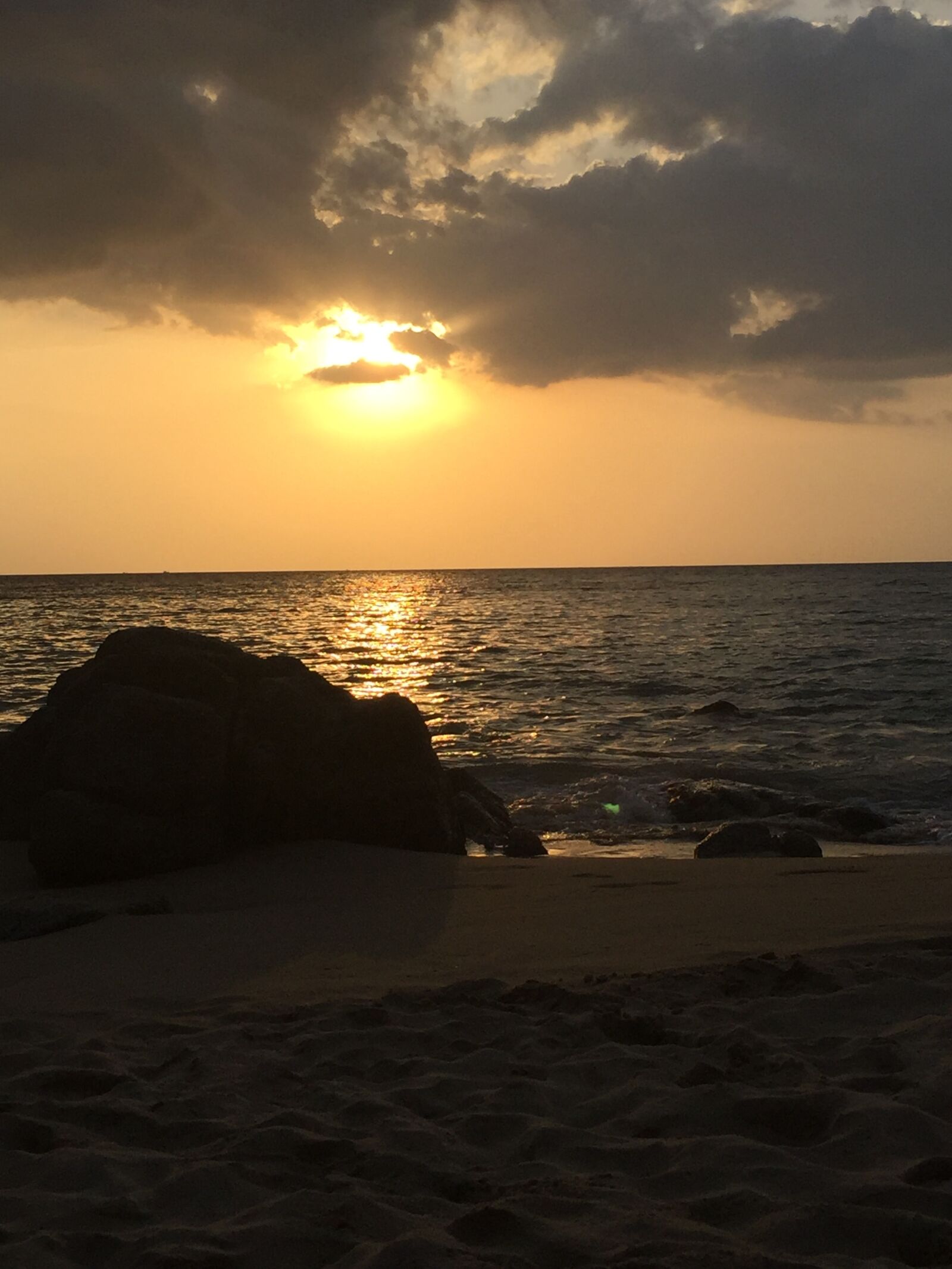 iPhone 6 Plus back camera 4.15mm f/2.2 sample photo. Beach, cloud, sands, sea photography