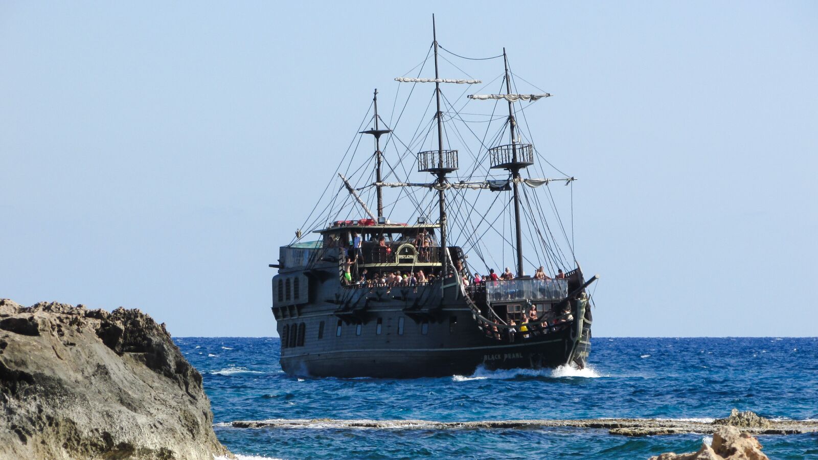 Canon PowerShot SX400 IS sample photo. Pirate ship, black pearl photography
