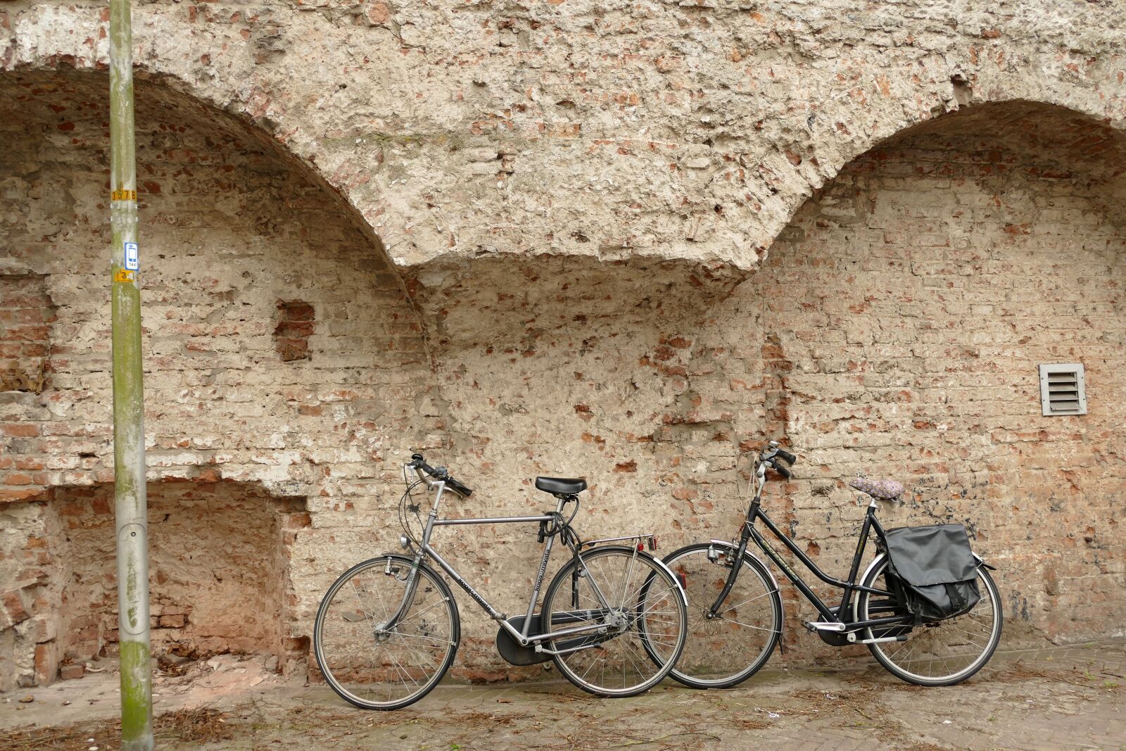 Panasonic Lumix DMC-FZ1000 sample photo. Wall, city wall, defense photography