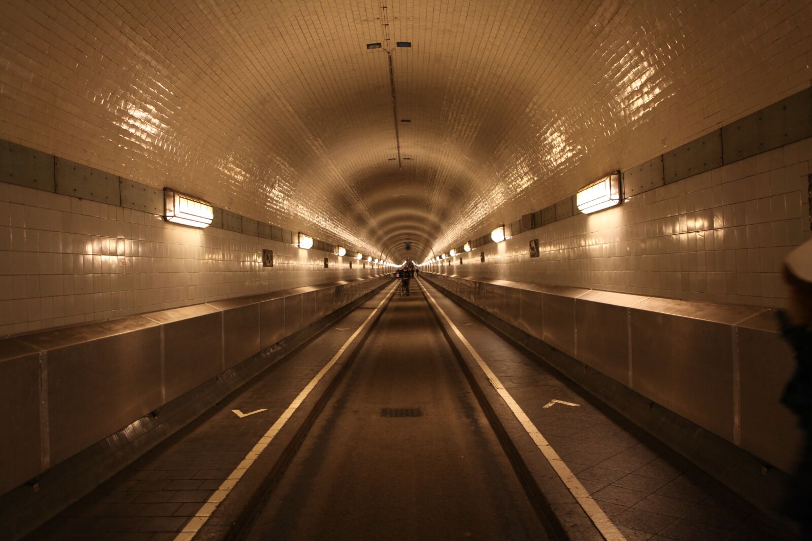 Canon EOS 5D Mark II sample photo. Elbe tunnel, perspective, architecture photography