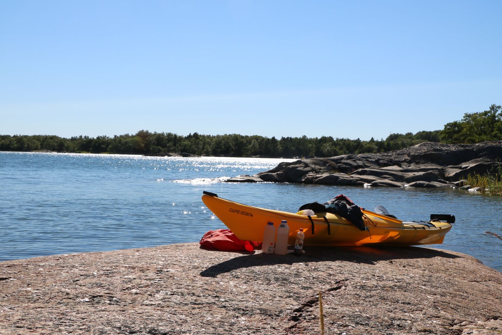 Canon EOS 750D (EOS Rebel T6i / EOS Kiss X8i) sample photo. Kayak, coast, tourism photography