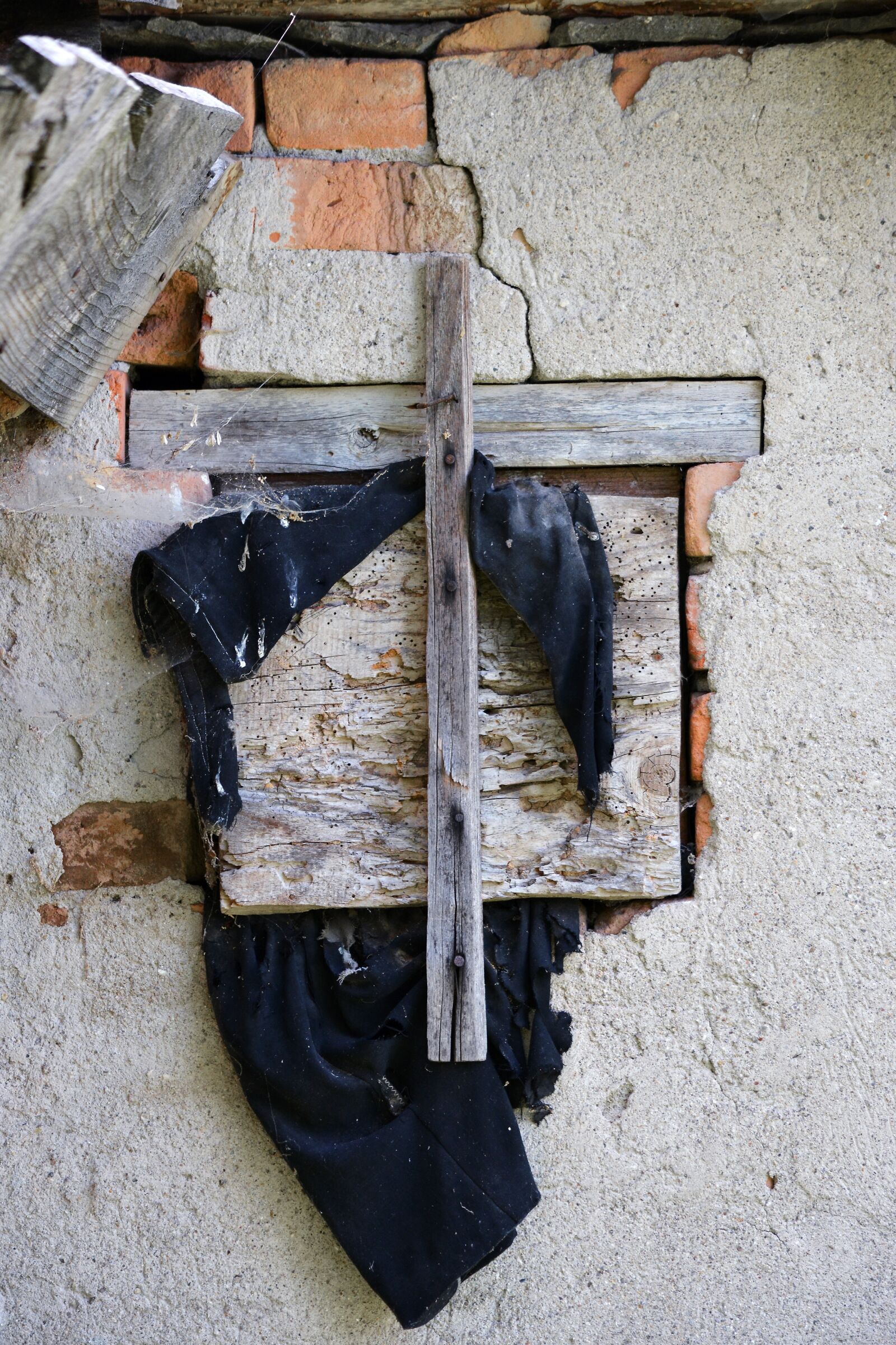 Nikon D5200 sample photo. Cross, window, wall photography