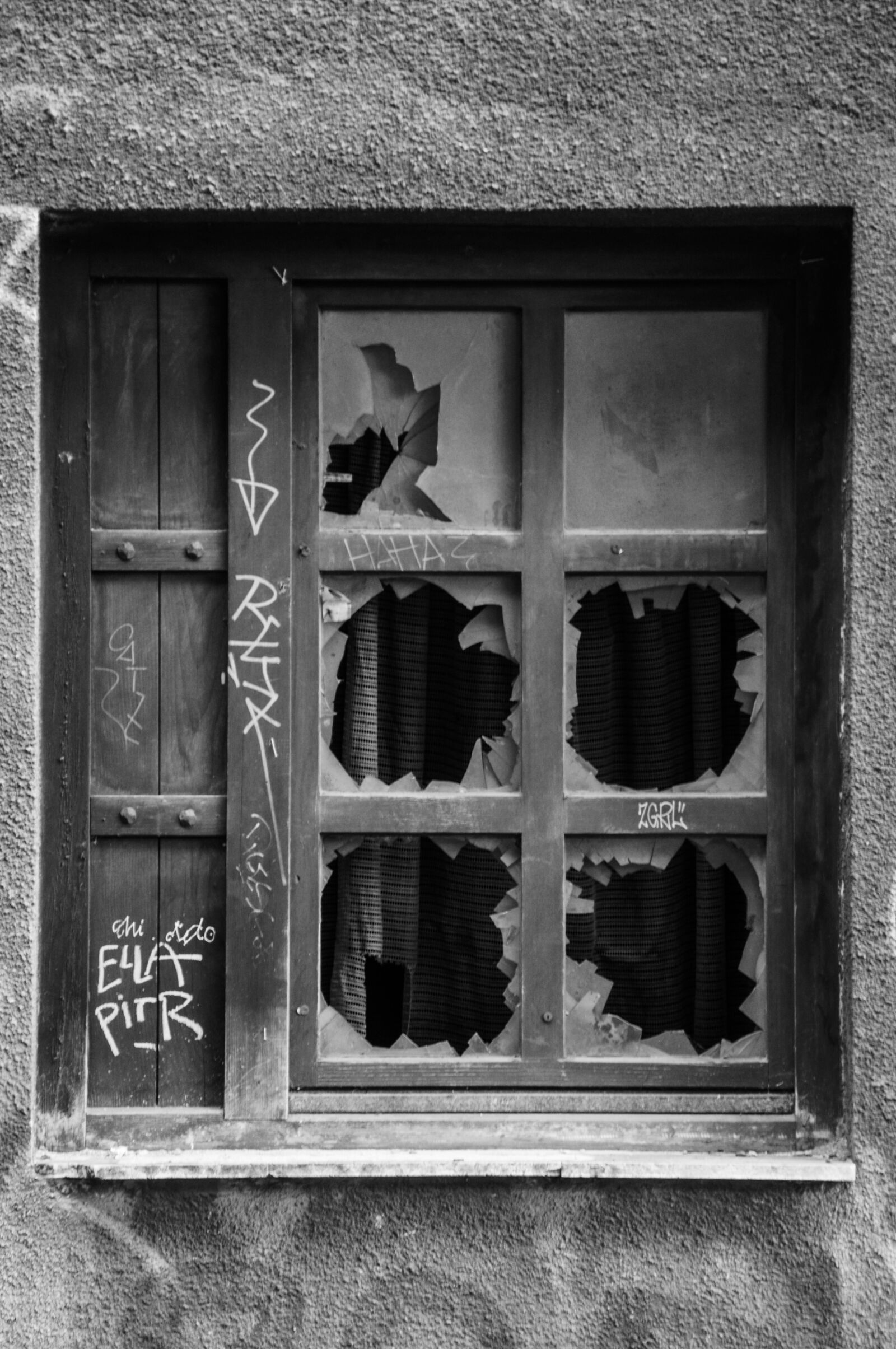 Nikon D90 sample photo. Windows, broken, crime photography