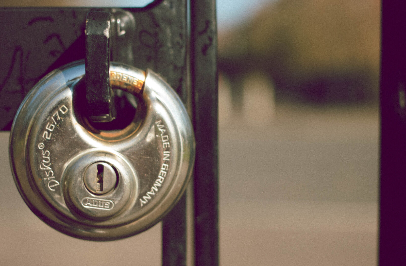 Canon EOS 600D (Rebel EOS T3i / EOS Kiss X5) + Canon EF 40mm F2.8 STM sample photo. Gate, padlock, park photography