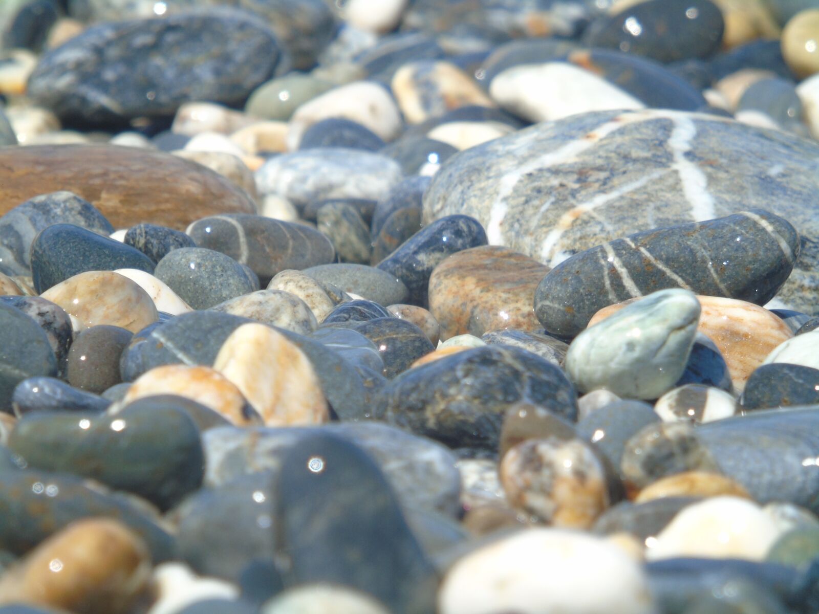 Sony Cyber-shot DSC-H400 sample photo. Pebbles, stones, rocks photography