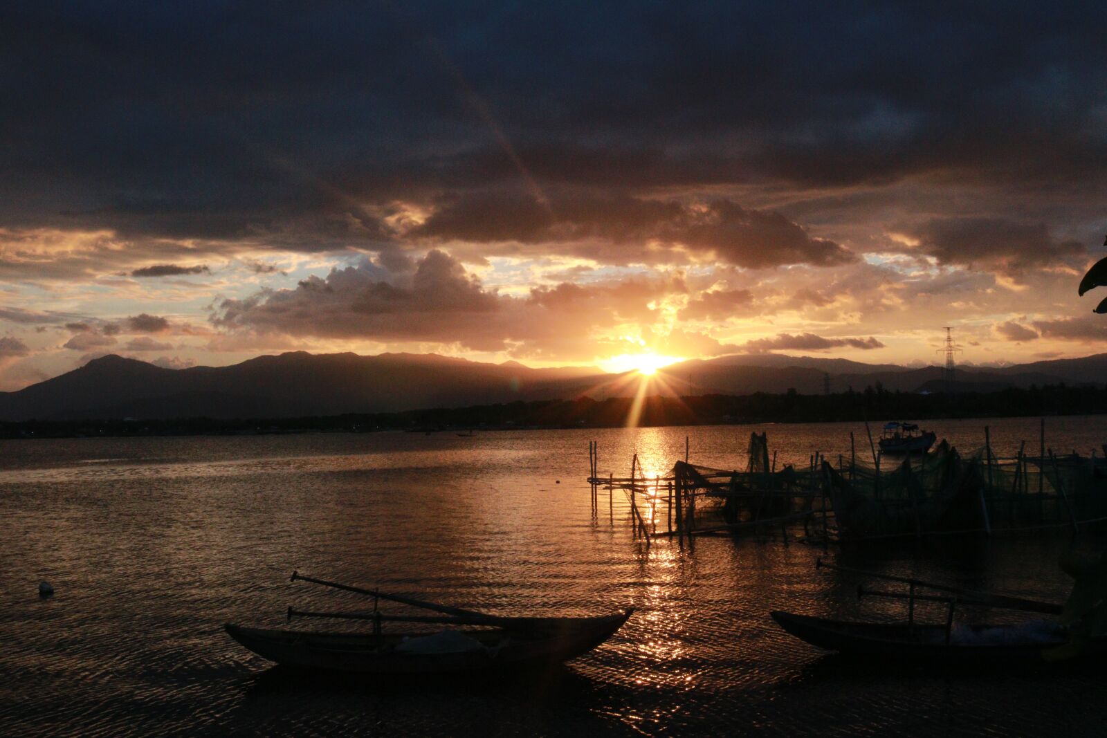 Canon EOS 750D (EOS Rebel T6i / EOS Kiss X8i) sample photo. Sunset, the boat, boat photography