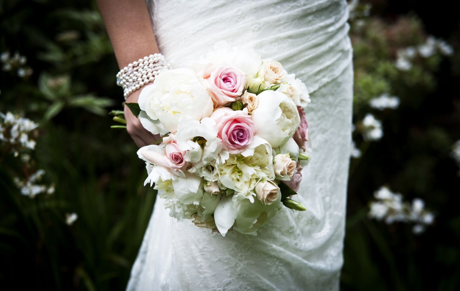 Nikon D700 sample photo. Wedding bouquet, flowers, roses photography