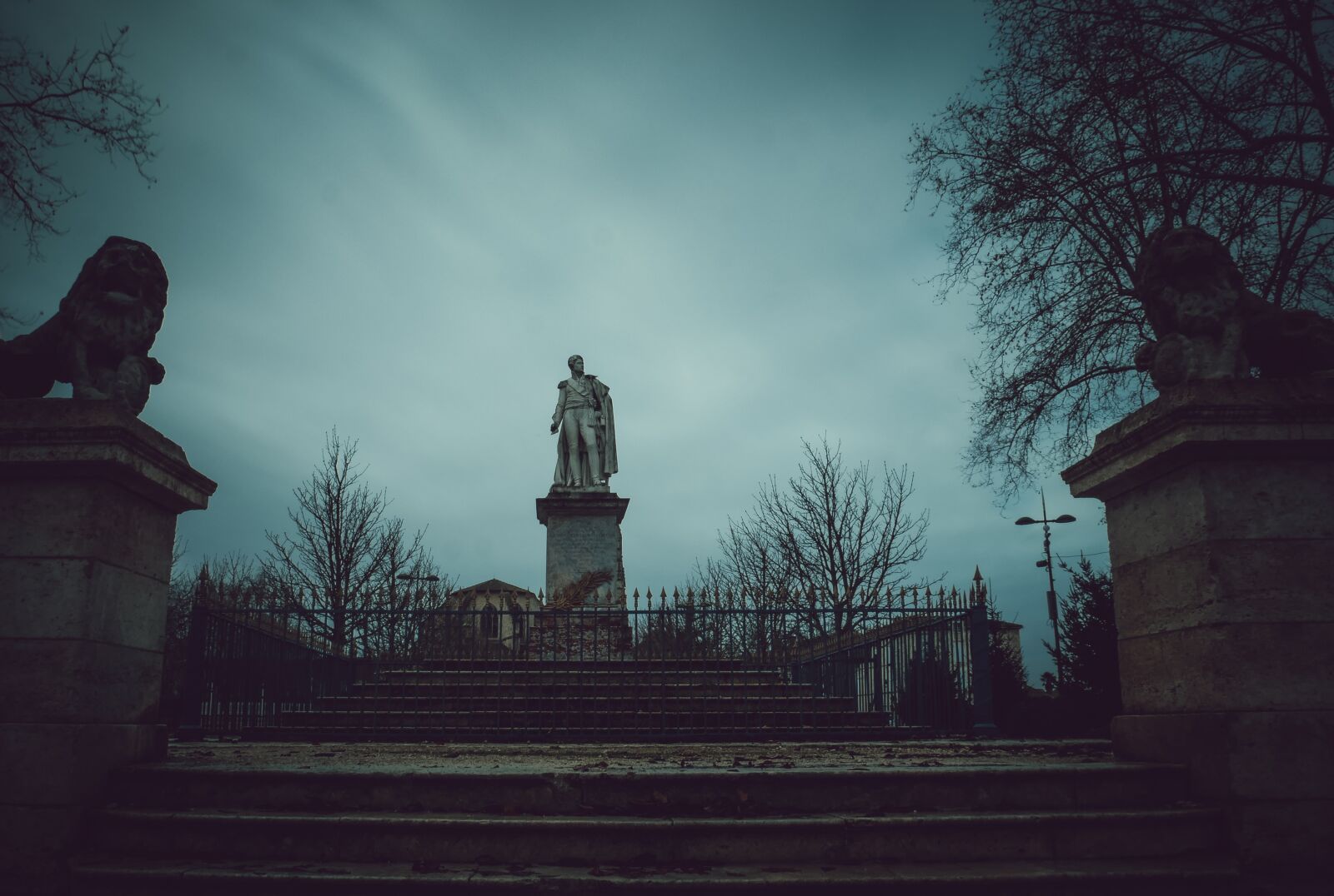 Panasonic Lumix DMC-GX85 (Lumix DMC-GX80 / Lumix DMC-GX7 Mark II) sample photo. Statue, place, clouds photography