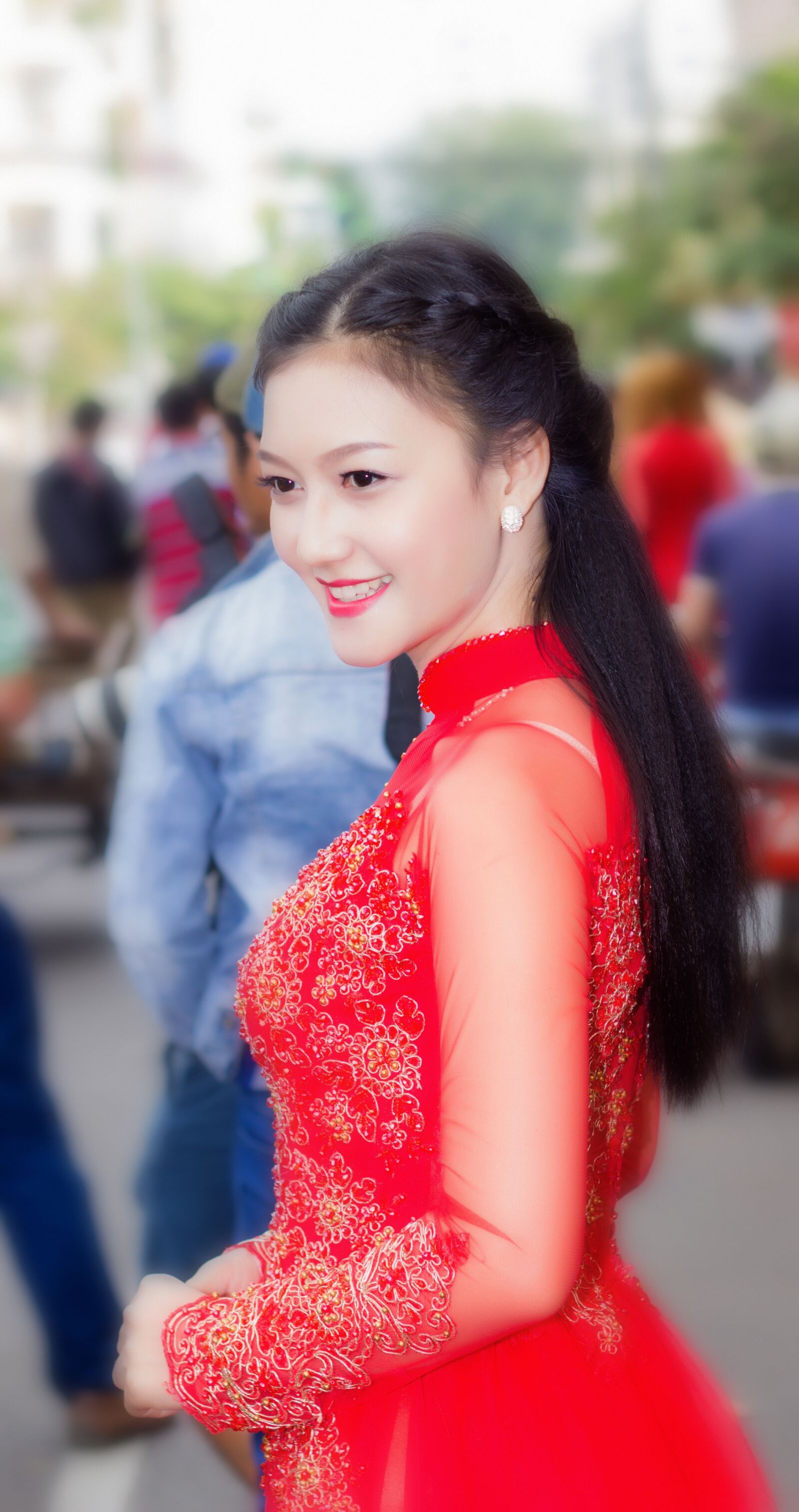 Canon EOS 600D (Rebel EOS T3i / EOS Kiss X5) + Canon EF 50mm F1.8 II sample photo. Female, laugh, day photography