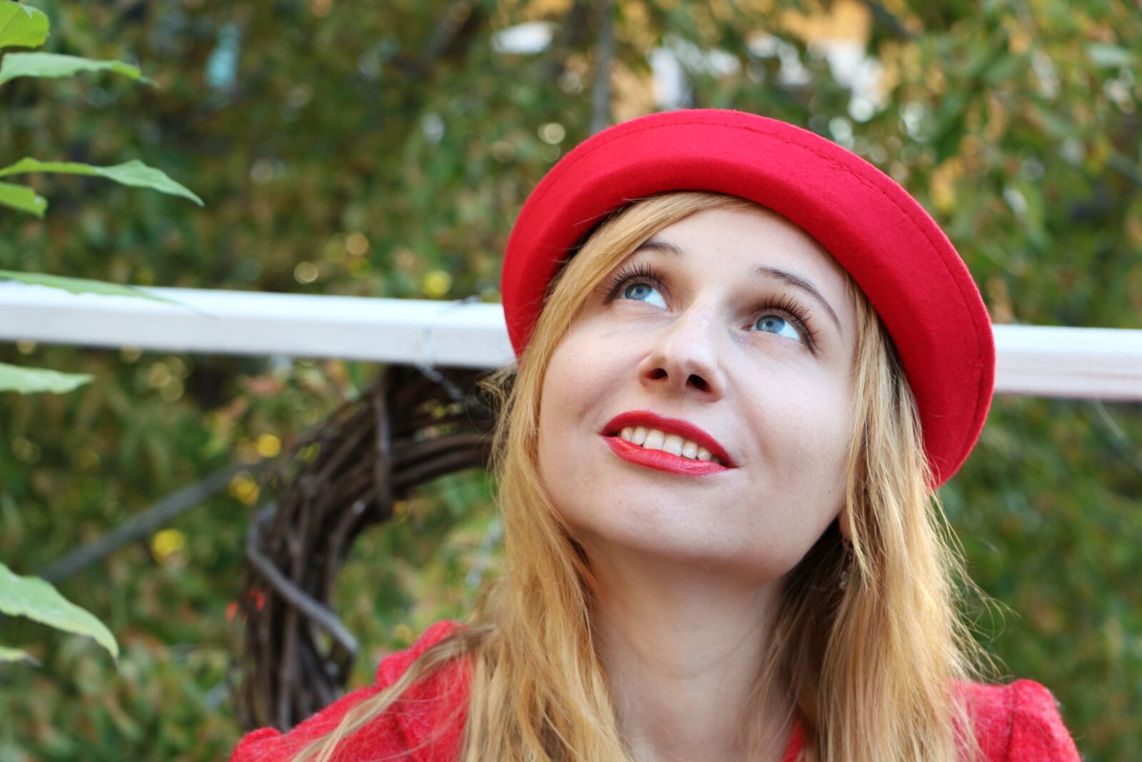 Canon EOS 750D (EOS Rebel T6i / EOS Kiss X8i) sample photo. The woman in red photography