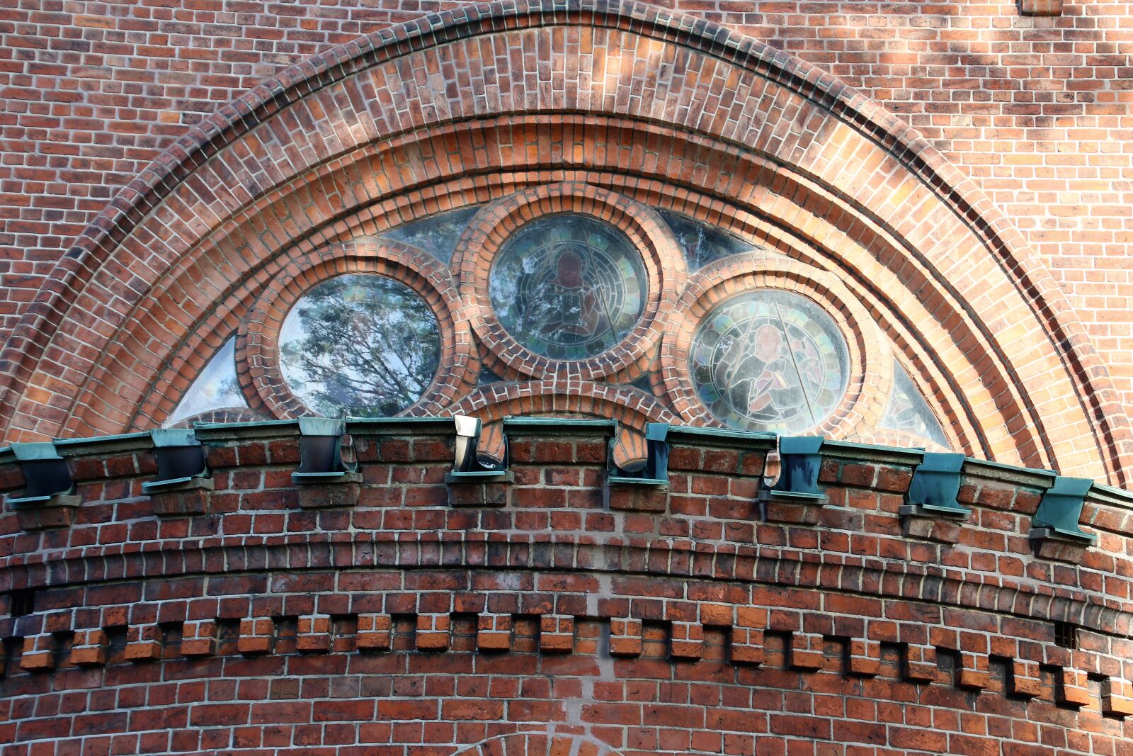 Canon EOS 7D Mark II sample photo. Arch, arched, window, bricks photography