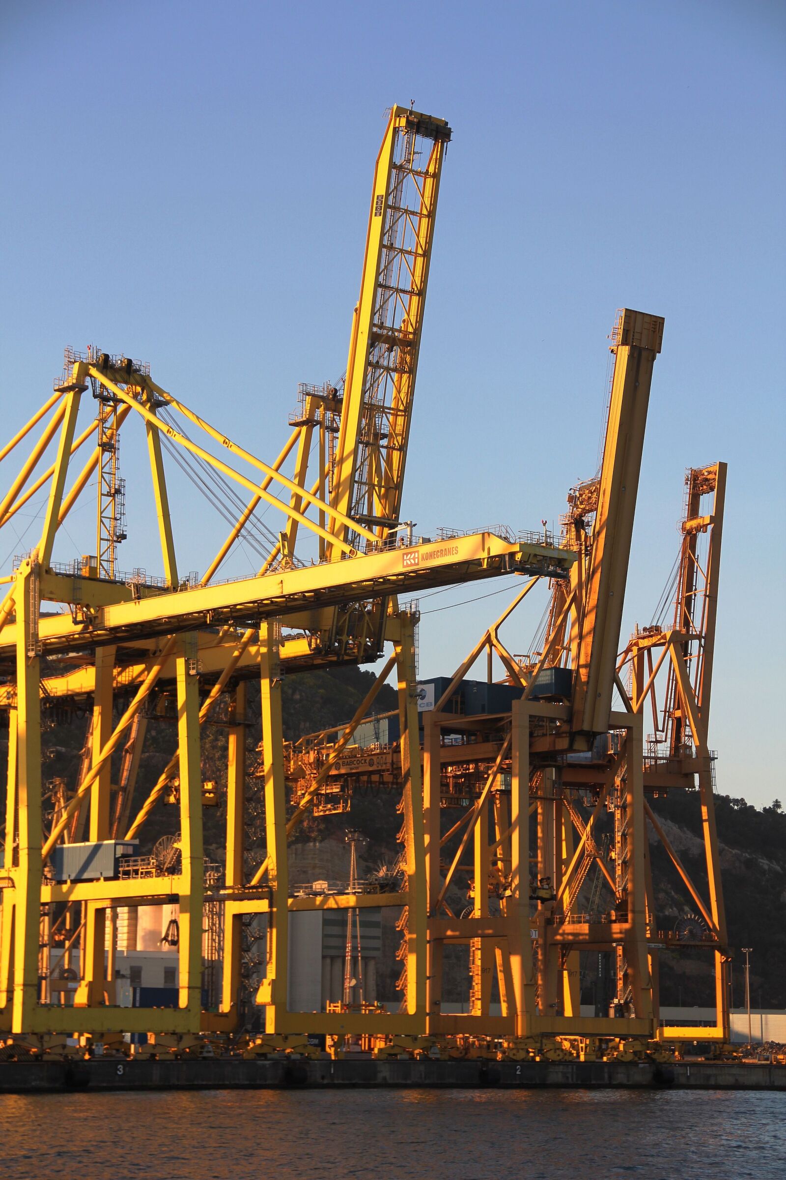 Canon EOS 550D (EOS Rebel T2i / EOS Kiss X4) sample photo. Shipyard, crane, port photography