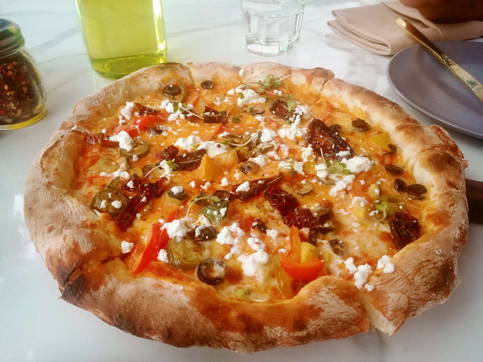 LG G6 sample photo. Pizza, italian, food photography