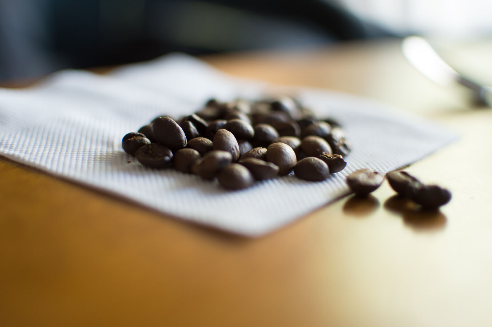 Nikon D3200 + Nikon AF-S DX Nikkor 35mm F1.8G sample photo. Backlight, coffee, beans, look photography