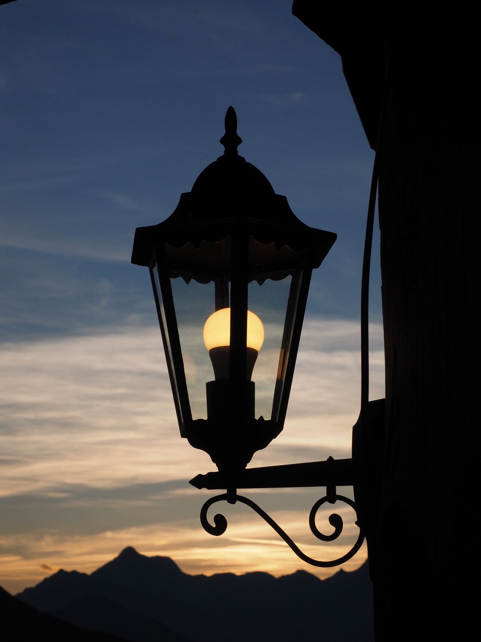 Olympus OM-D E-M1 + Olympus M.Zuiko Digital ED 12-40mm F2.8 Pro sample photo. Lantern, light, lighting photography