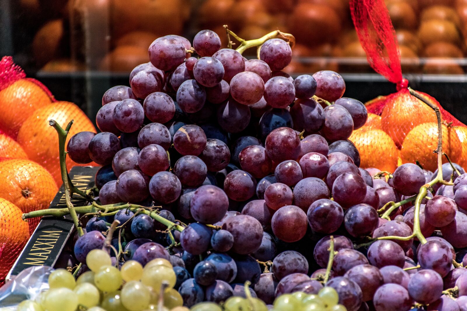 Nikon D5600 sample photo. Red grapes, oranges, green photography