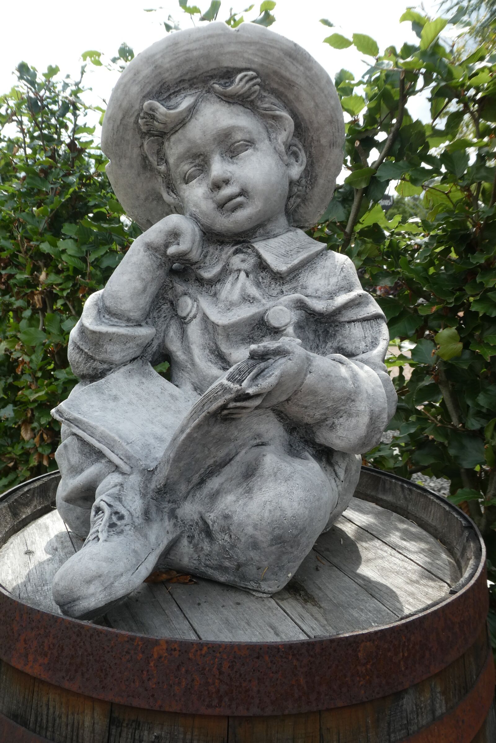 Panasonic Lumix DC-ZS70 (Lumix DC-TZ90) sample photo. Beeldsculptuur, boy, read photography