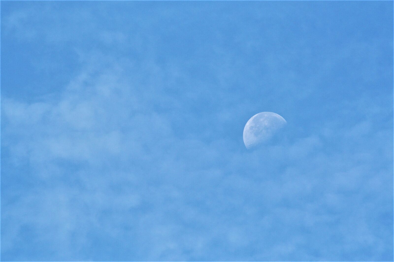 Canon EOS 350D (EOS Digital Rebel XT / EOS Kiss Digital N) sample photo. Sky, moon, background photography