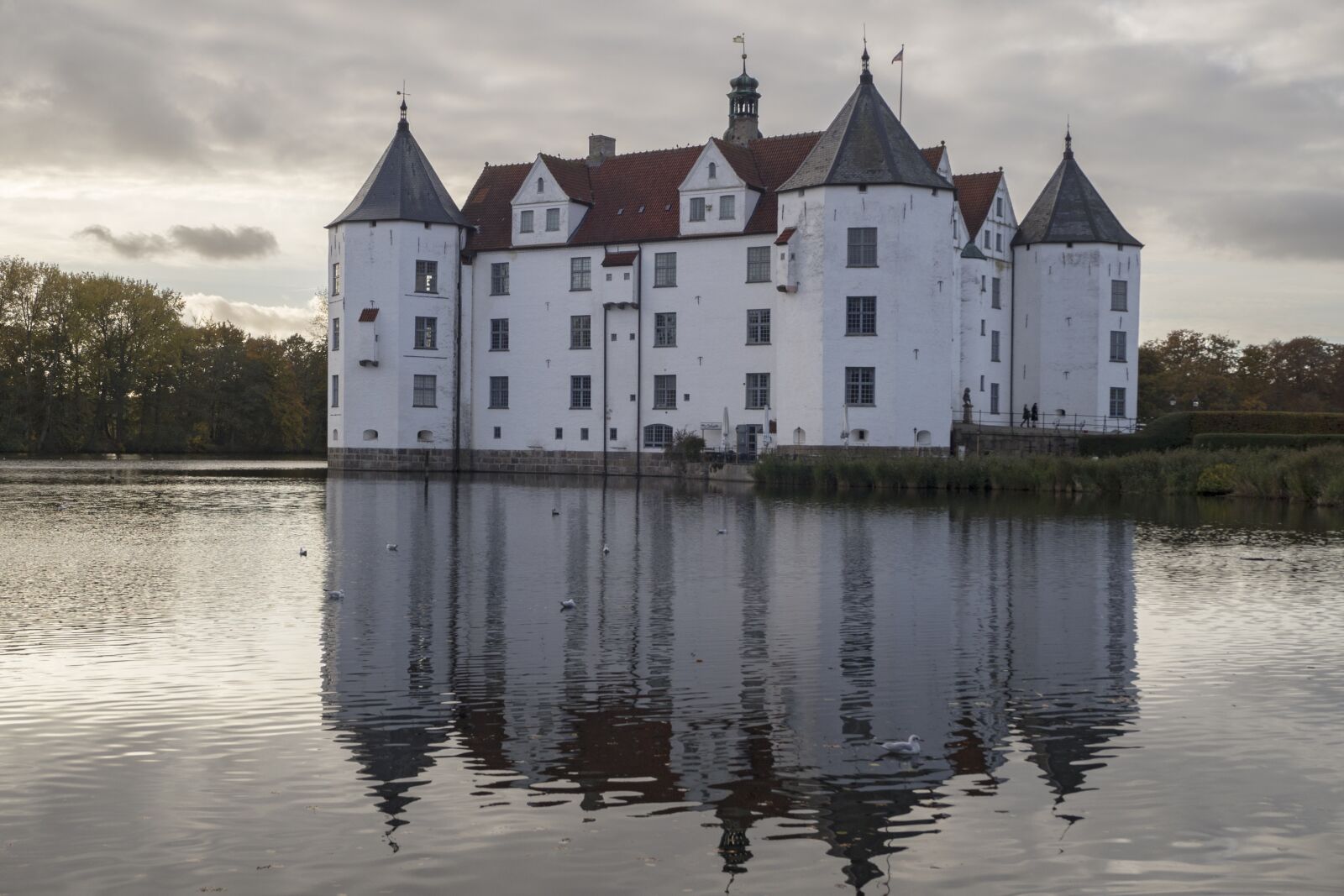 Olympus OM-D E-M10 sample photo. Castle, moated castle, gl photography