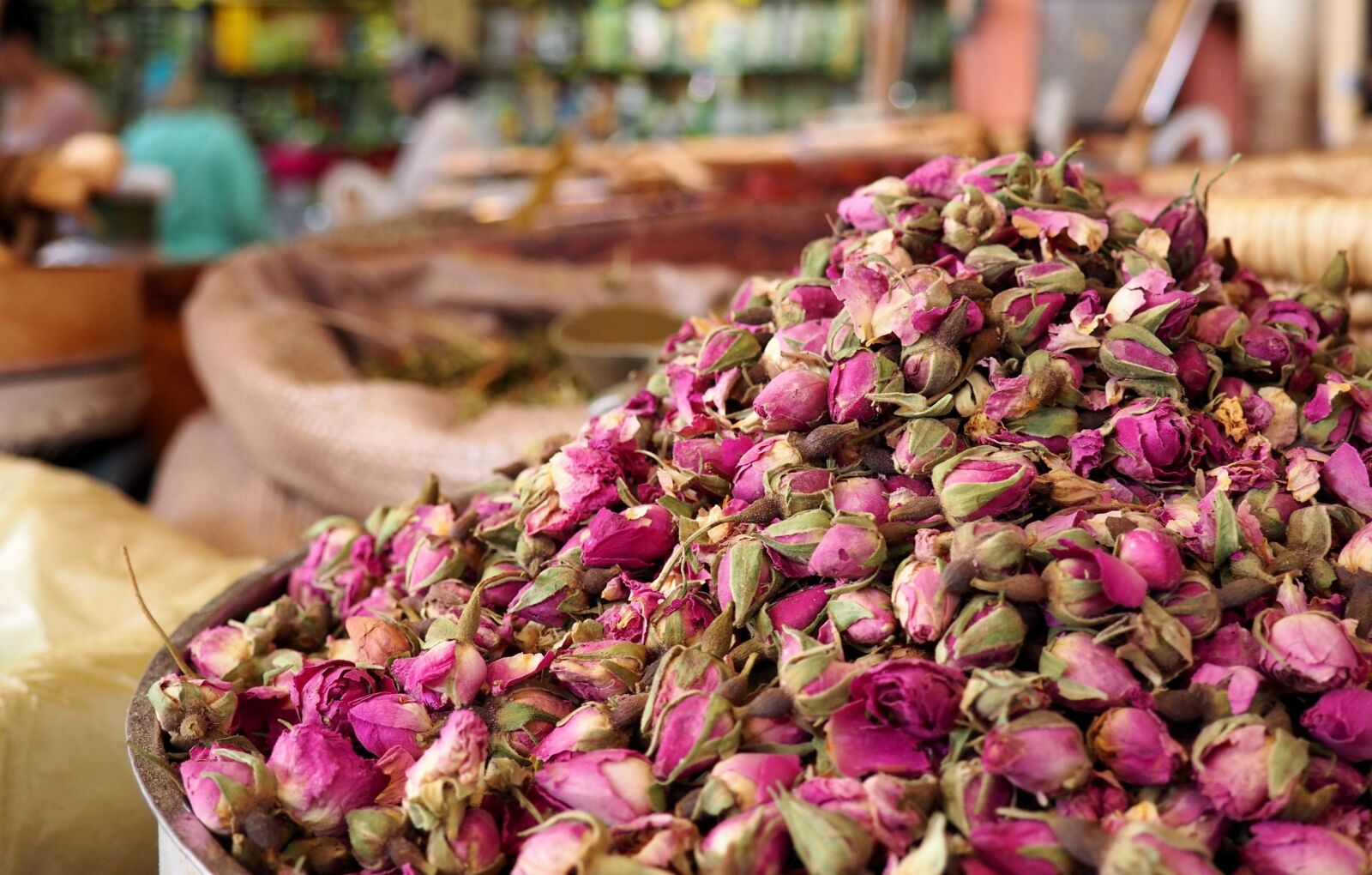 Olympus OM-D E-M10 sample photo. Market, dried flowers, roses photography