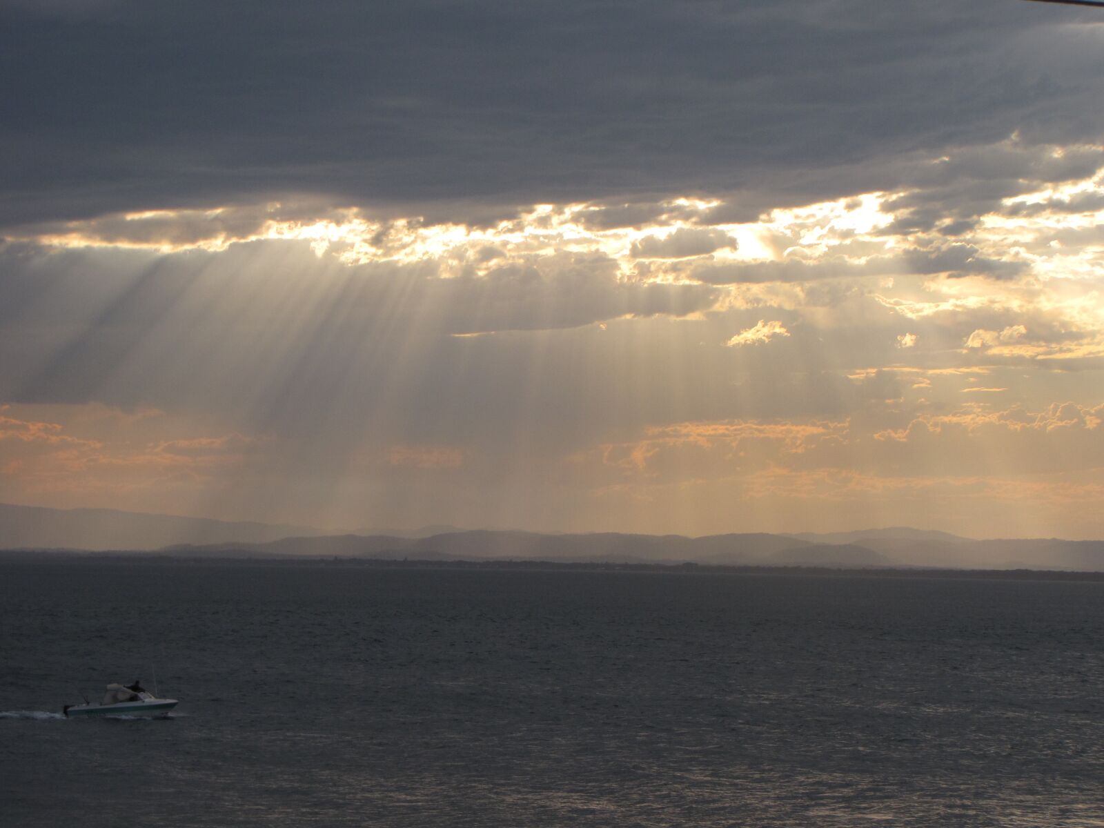 Canon PowerShot SX10 IS sample photo. Water, cloud, sunrays photography