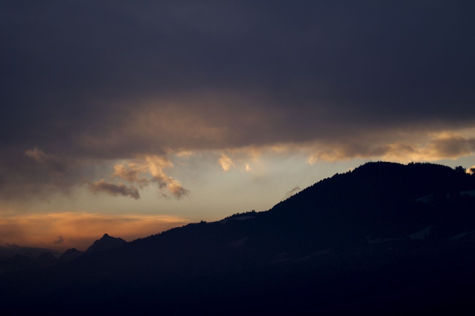 Canon EOS 1100D (EOS Rebel T3 / EOS Kiss X50) sample photo. Black, clouds, contrast, horizon photography