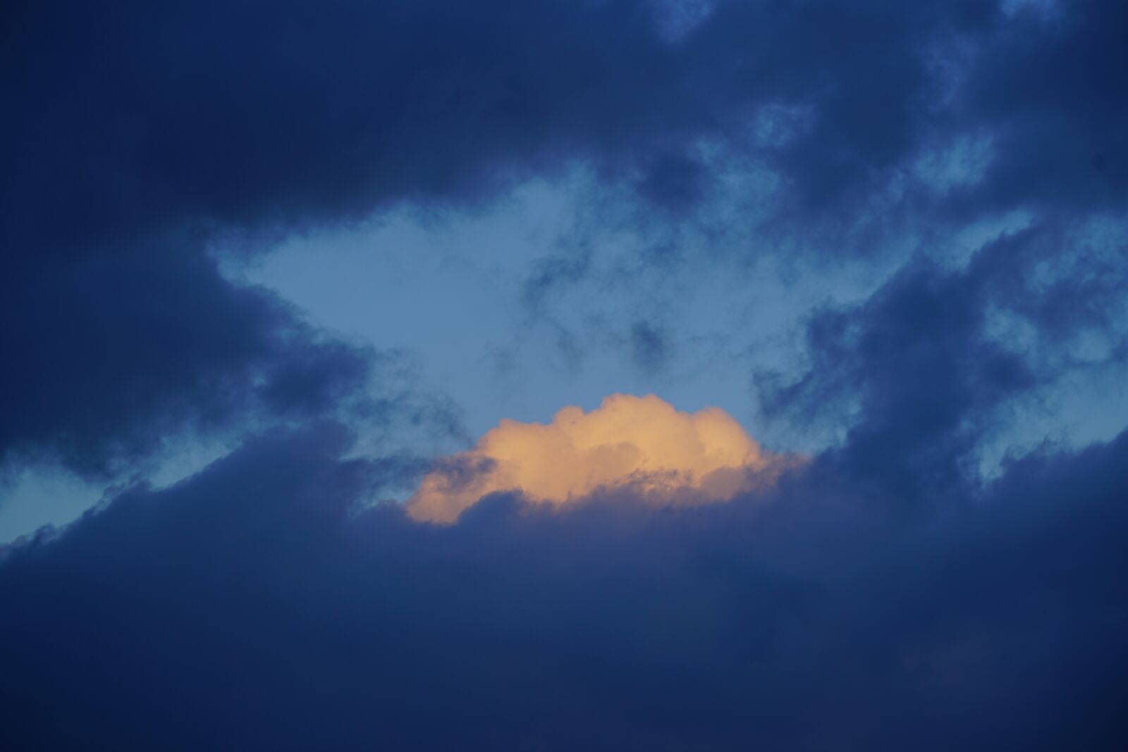 Sony a7R II + Sony FE 24-240mm F3.5-6.3 OSS sample photo. Cloud, illuminated, blue photography