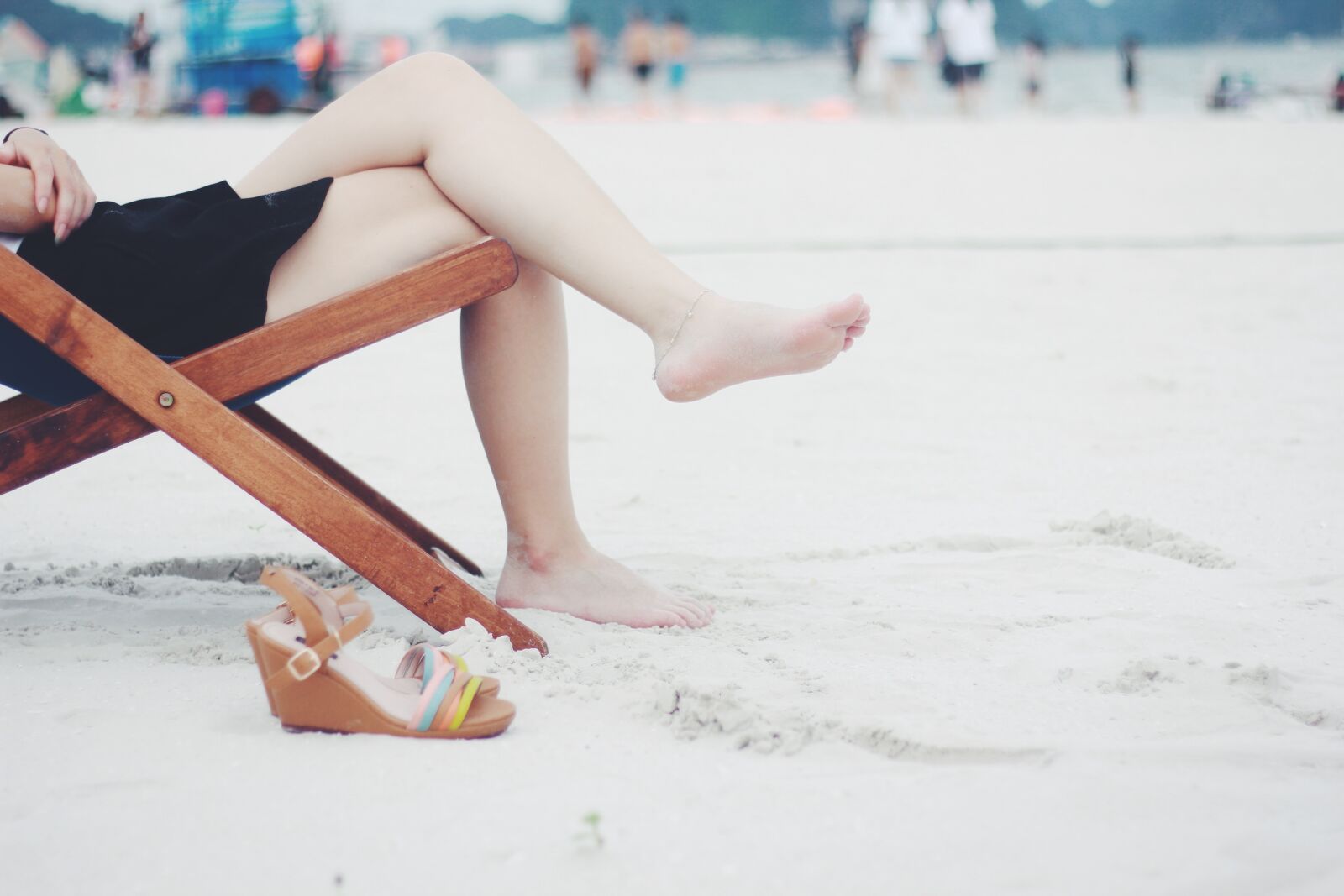 Canon EOS 60D + Canon EF 50mm F1.8 II sample photo. Beach, beach chair, feet photography