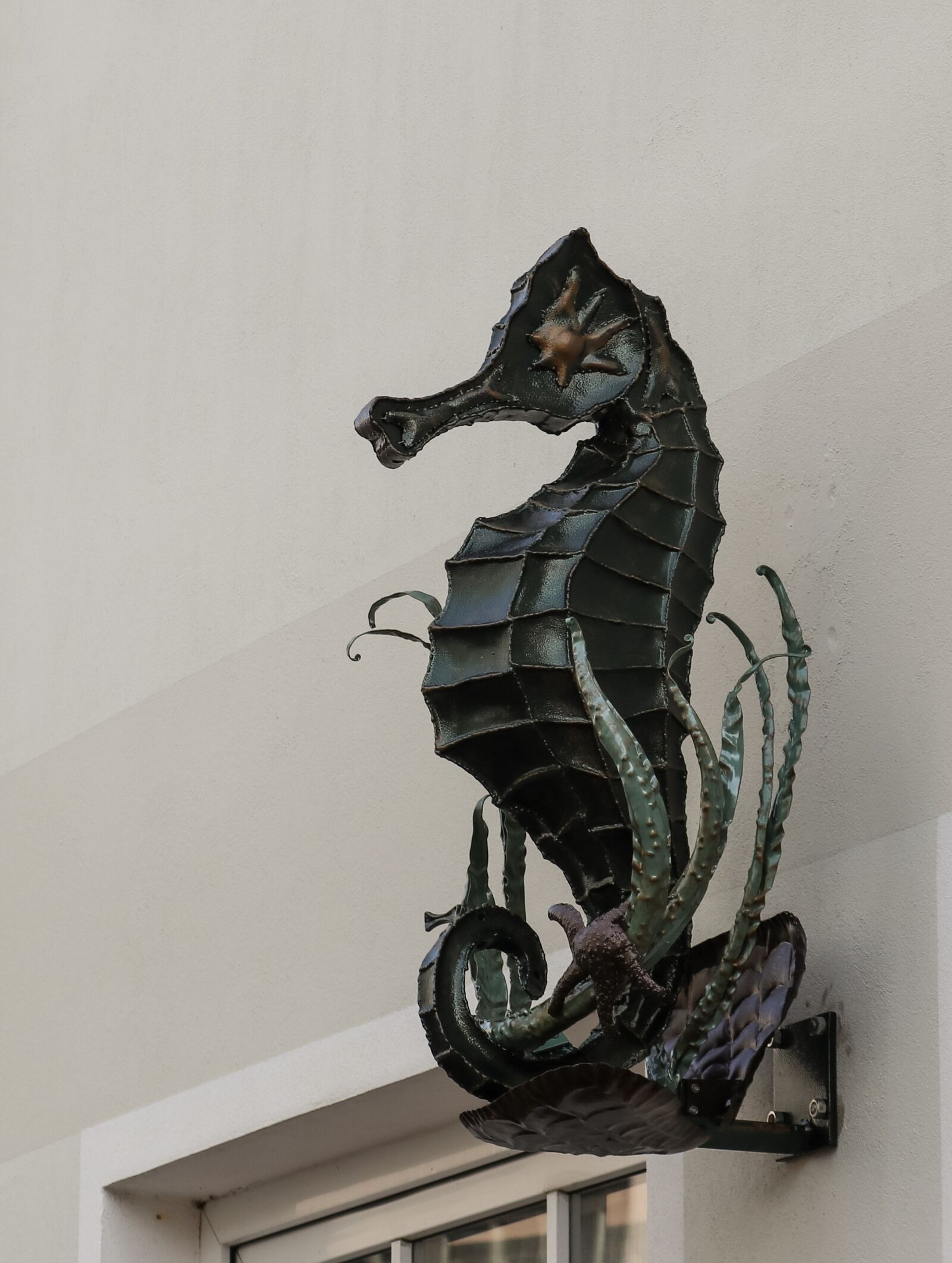 Canon EOS M100 + Canon EF-M 55-200mm F4.5-6.3 IS STM sample photo. Seahorse, statue, iron photography