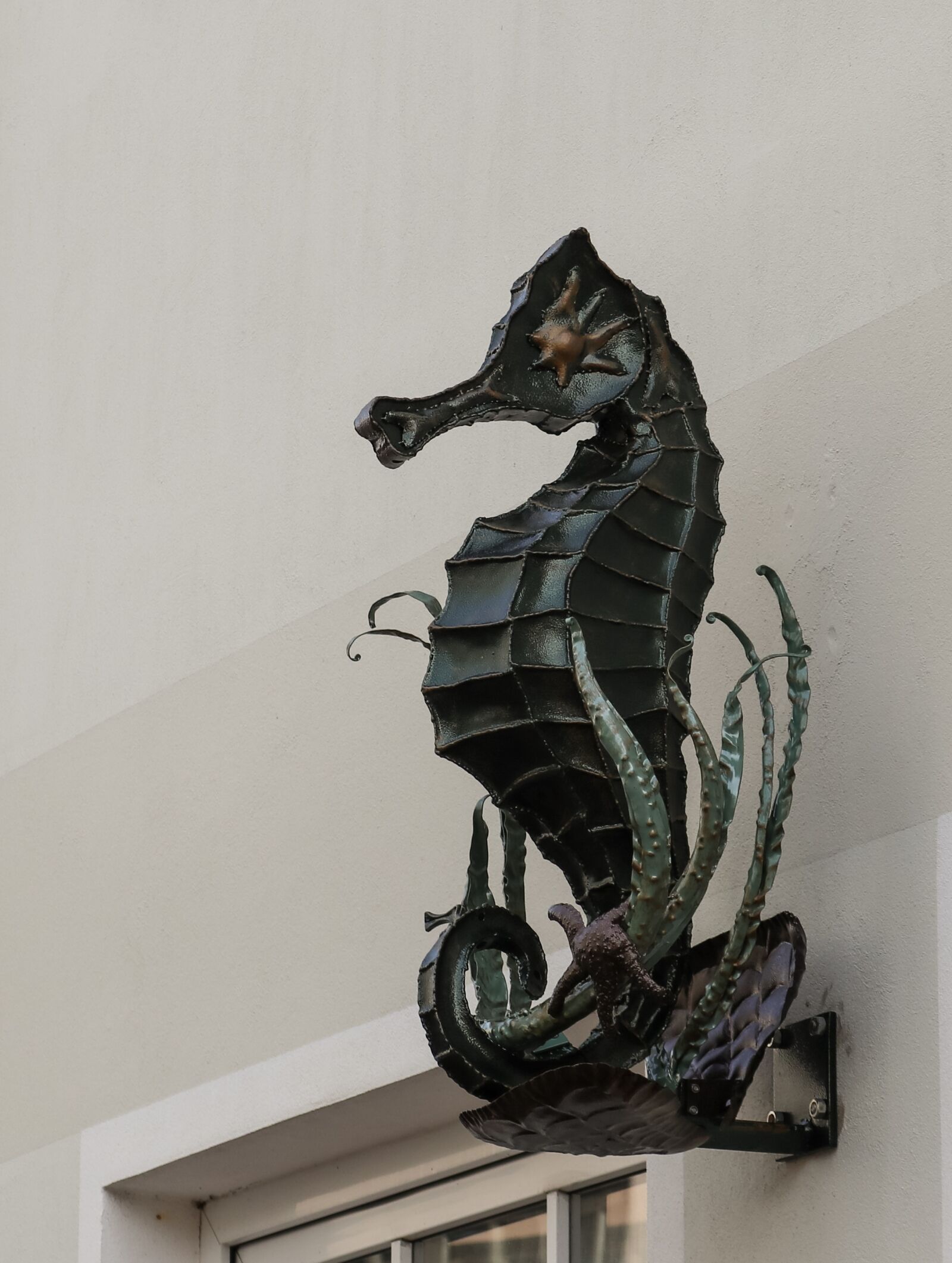 Canon EOS M100 sample photo. Seahorse, statue, iron photography