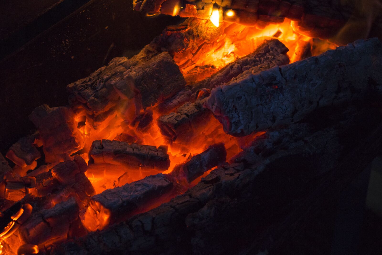Canon EOS 750D (EOS Rebel T6i / EOS Kiss X8i) sample photo. Fire, coals, hot photography