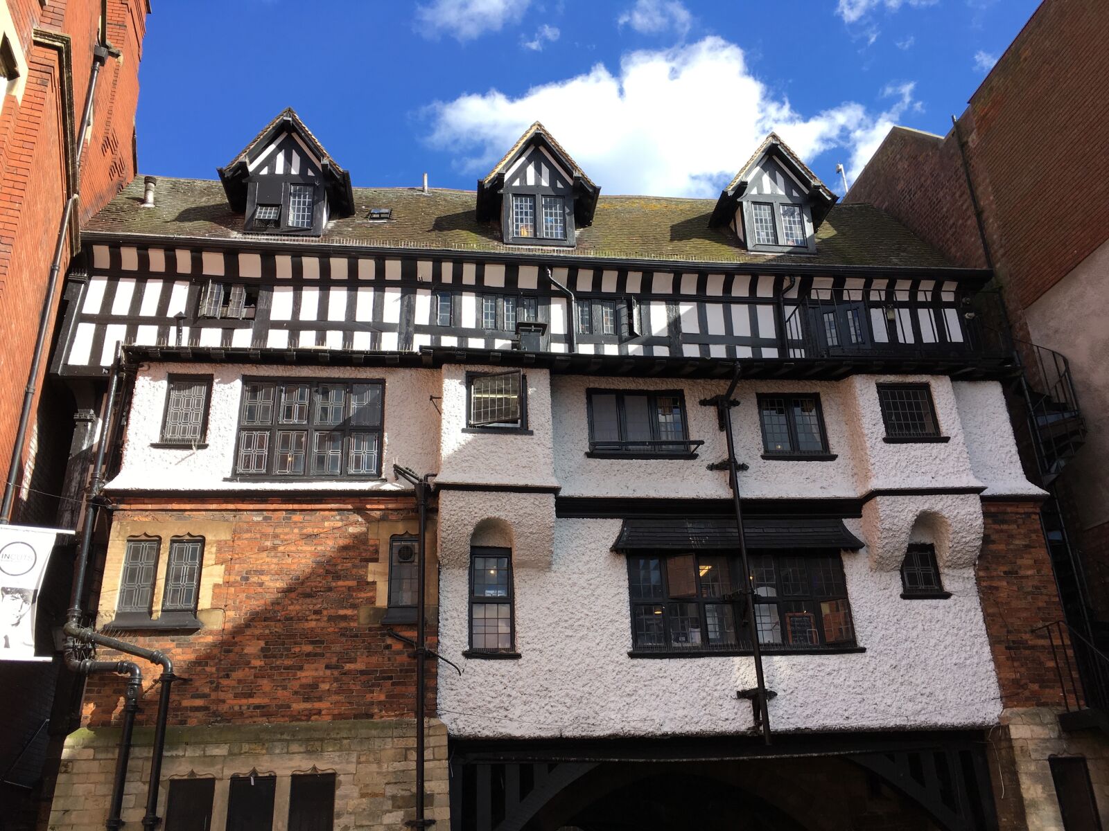 iPhone SE back camera 4.15mm f/2.2 sample photo. Architecture, crooked house, vintage photography