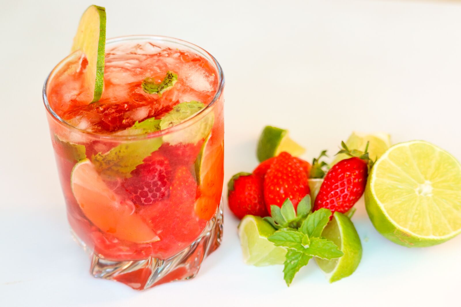 Canon EOS 800D (EOS Rebel T7i / EOS Kiss X9i) sample photo. Mojito, raspberry, mint photography