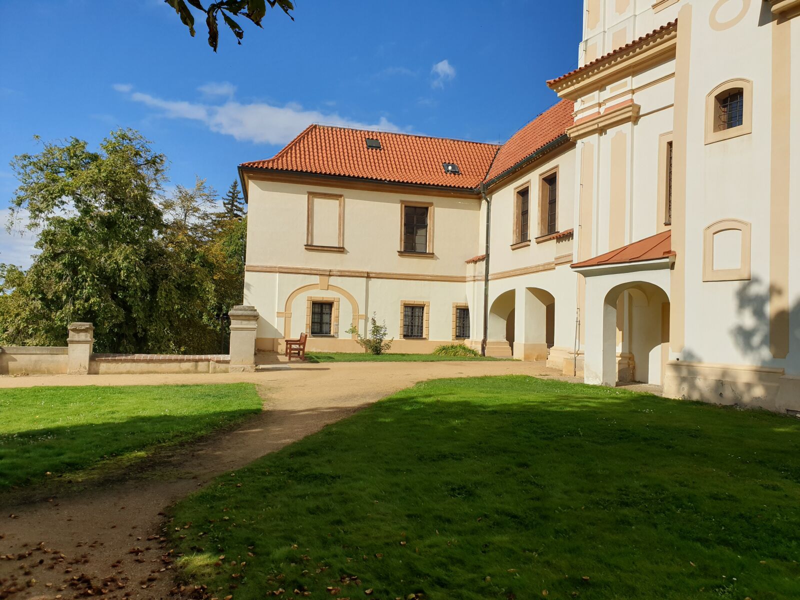 Samsung Galaxy S9 sample photo. Castle, path, architecture photography