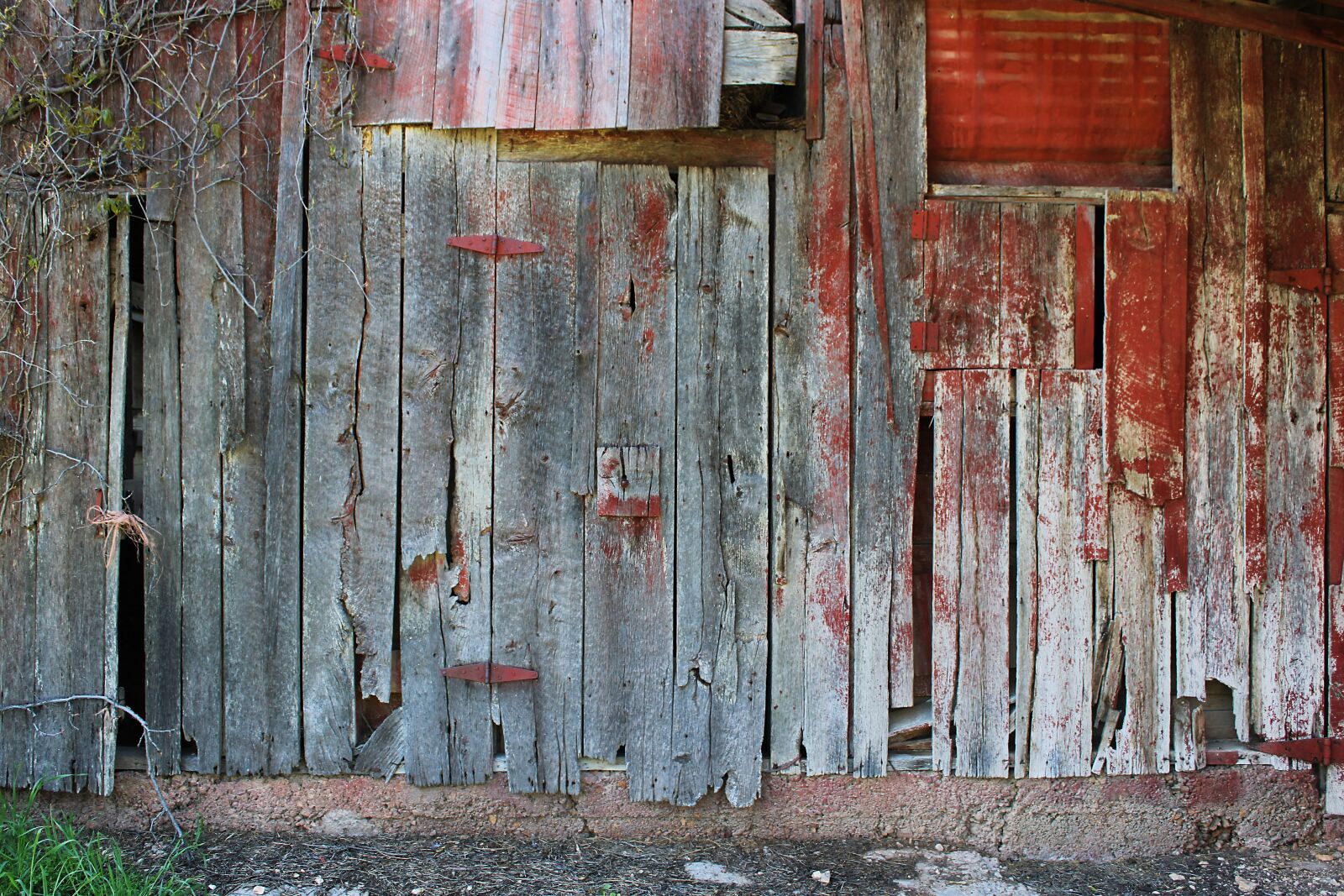 Canon EOS 2000D (EOS Rebel T7 / EOS Kiss X90 / EOS 1500D) sample photo. Old, barn, wood photography