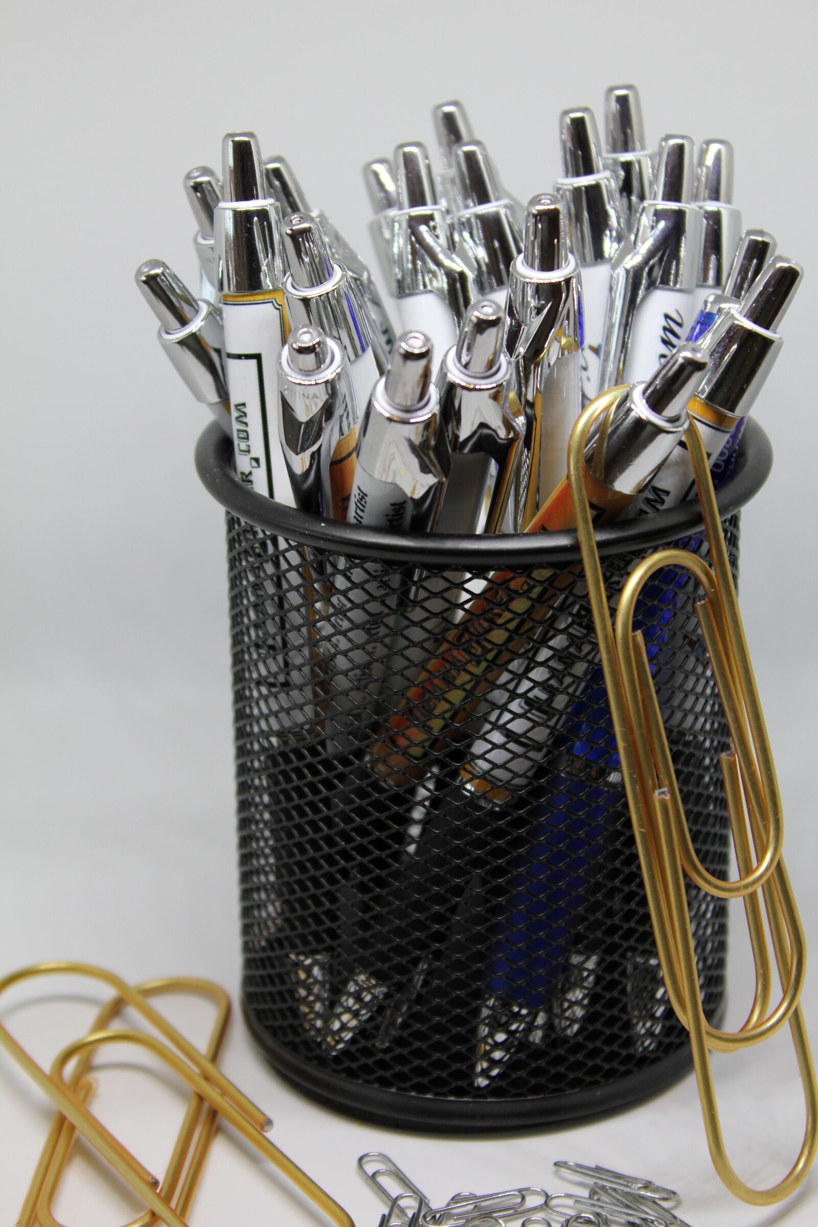 Canon EOS 550D (EOS Rebel T2i / EOS Kiss X4) sample photo. Paperclip, pens, holder photography