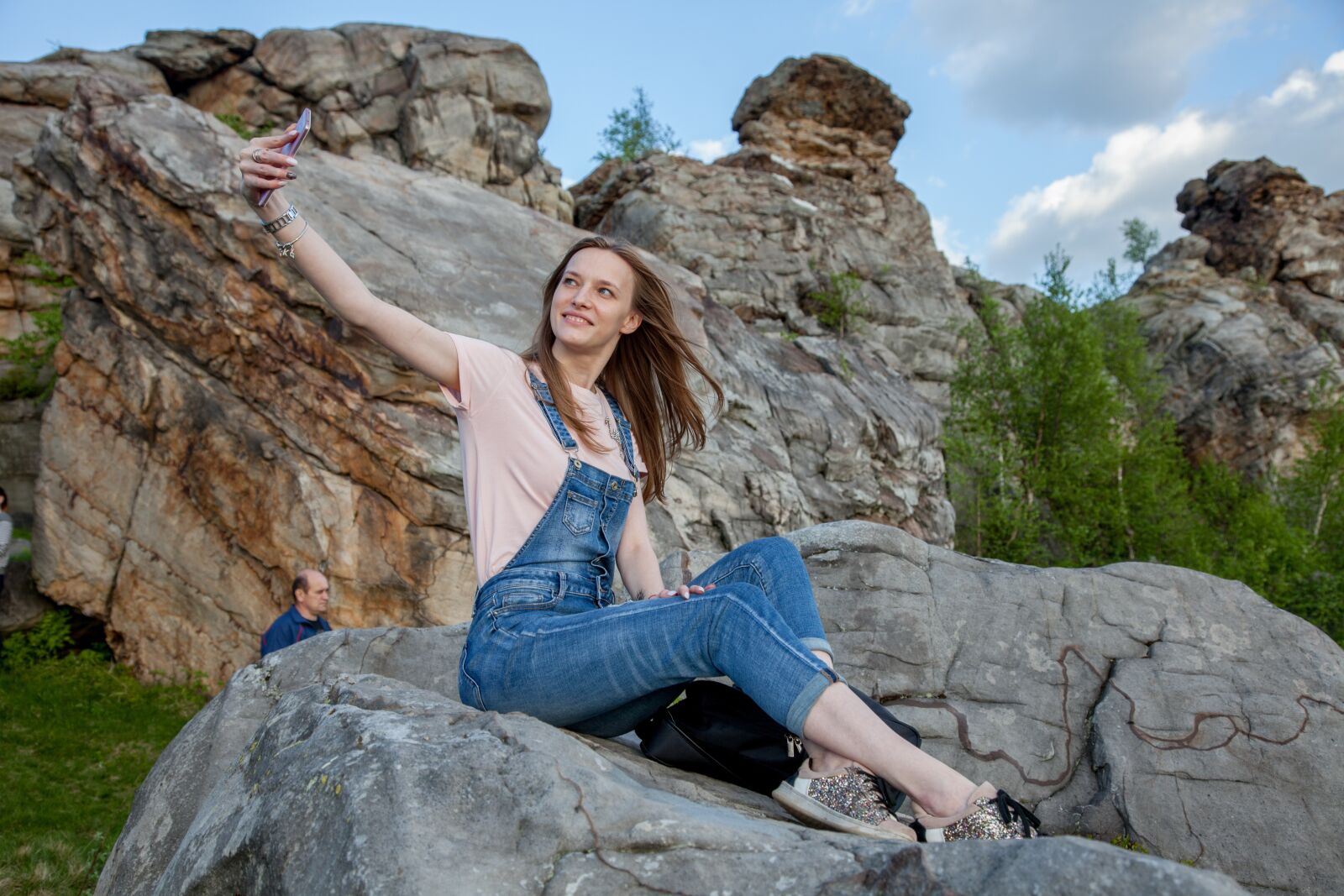 Canon EOS 5D Mark II sample photo. Mountains, girl, phone photography