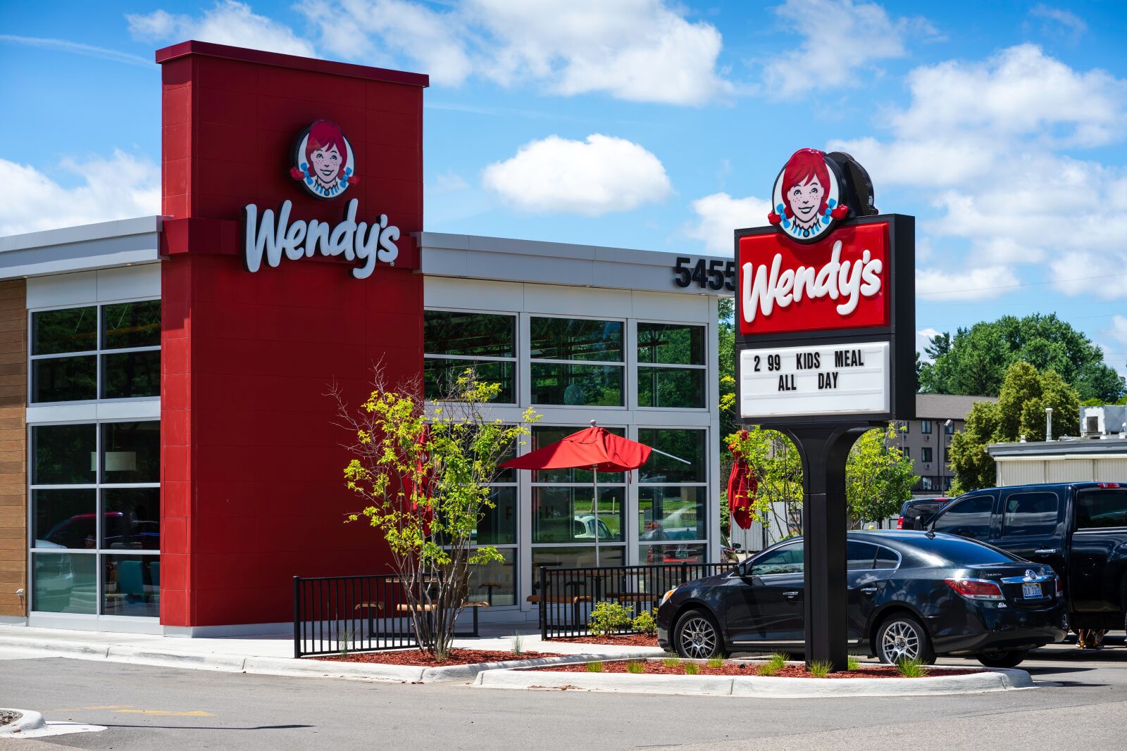 Sony a7 + Sony FE 85mm F1.8 sample photo. Wendy's, wendy, fast food photography