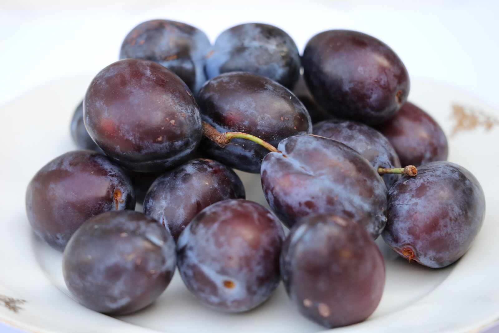 Canon EF 70-300 F4-5.6 IS II USM sample photo. Plum stanley, fruit, fresh photography