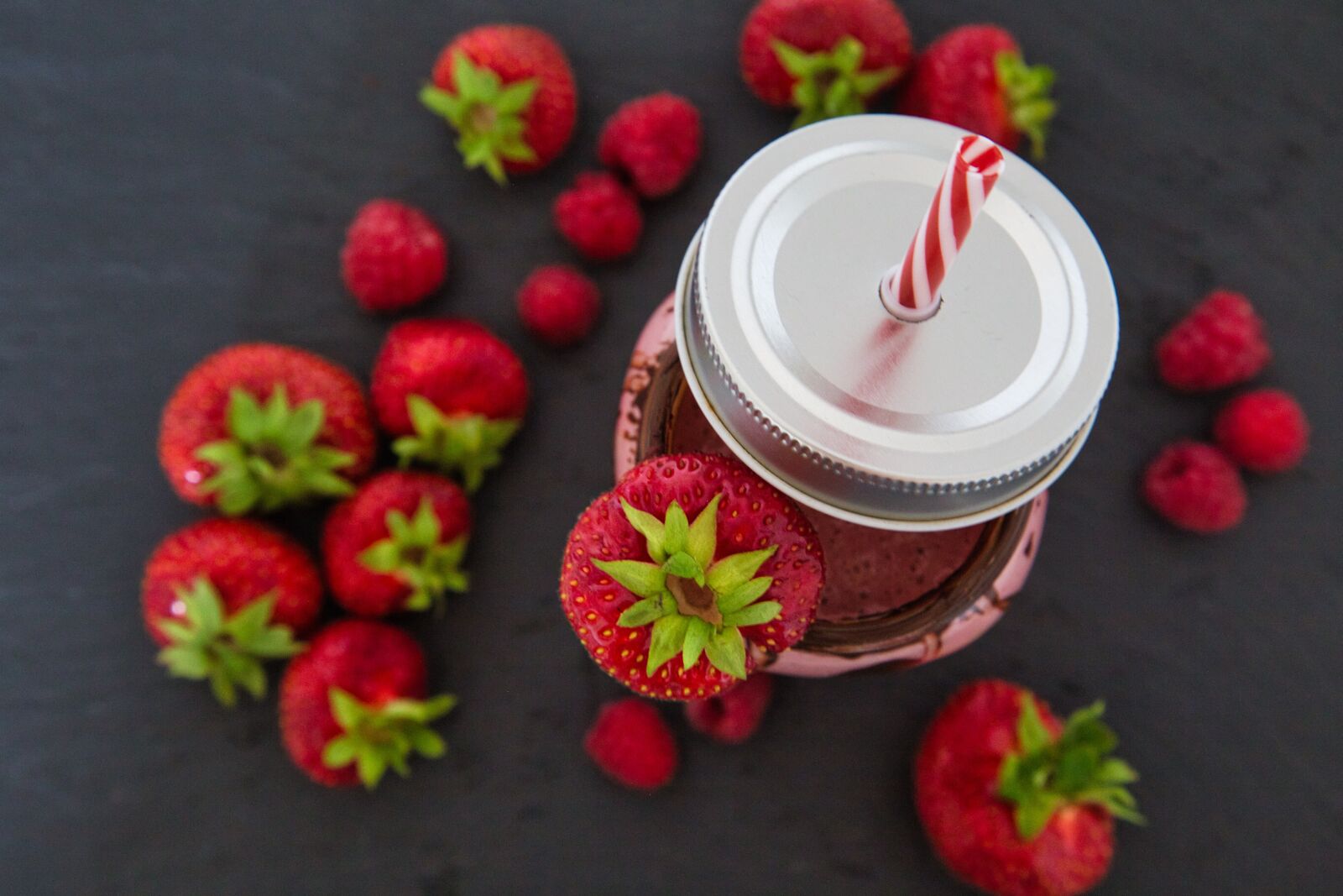 Canon EOS 6D + Canon EF 24-105mm F4L IS USM sample photo. Smoothie, strawberries, straw photography