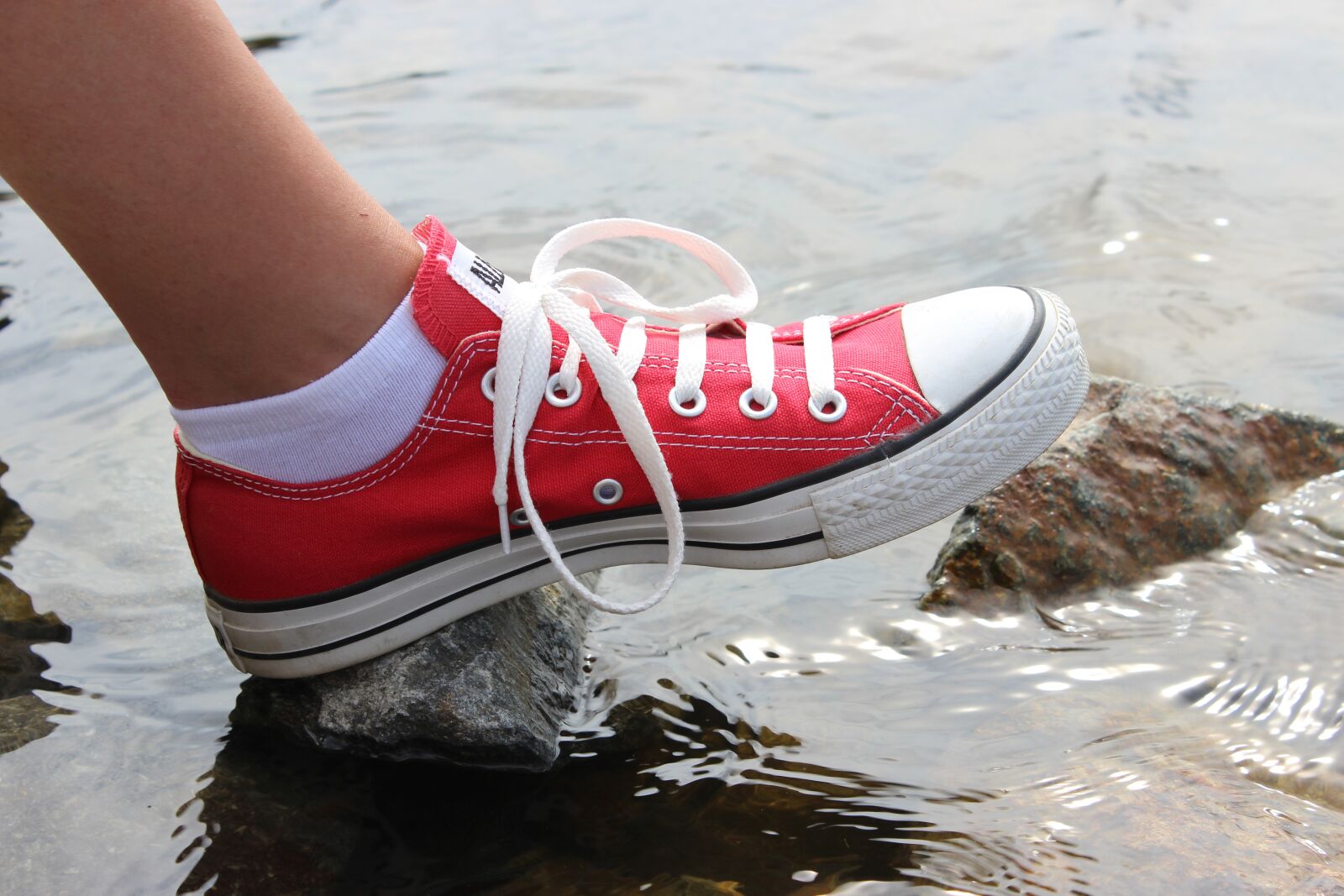 Canon EOS 600D (Rebel EOS T3i / EOS Kiss X5) sample photo. Outdoors, converse shoes, sneakers photography