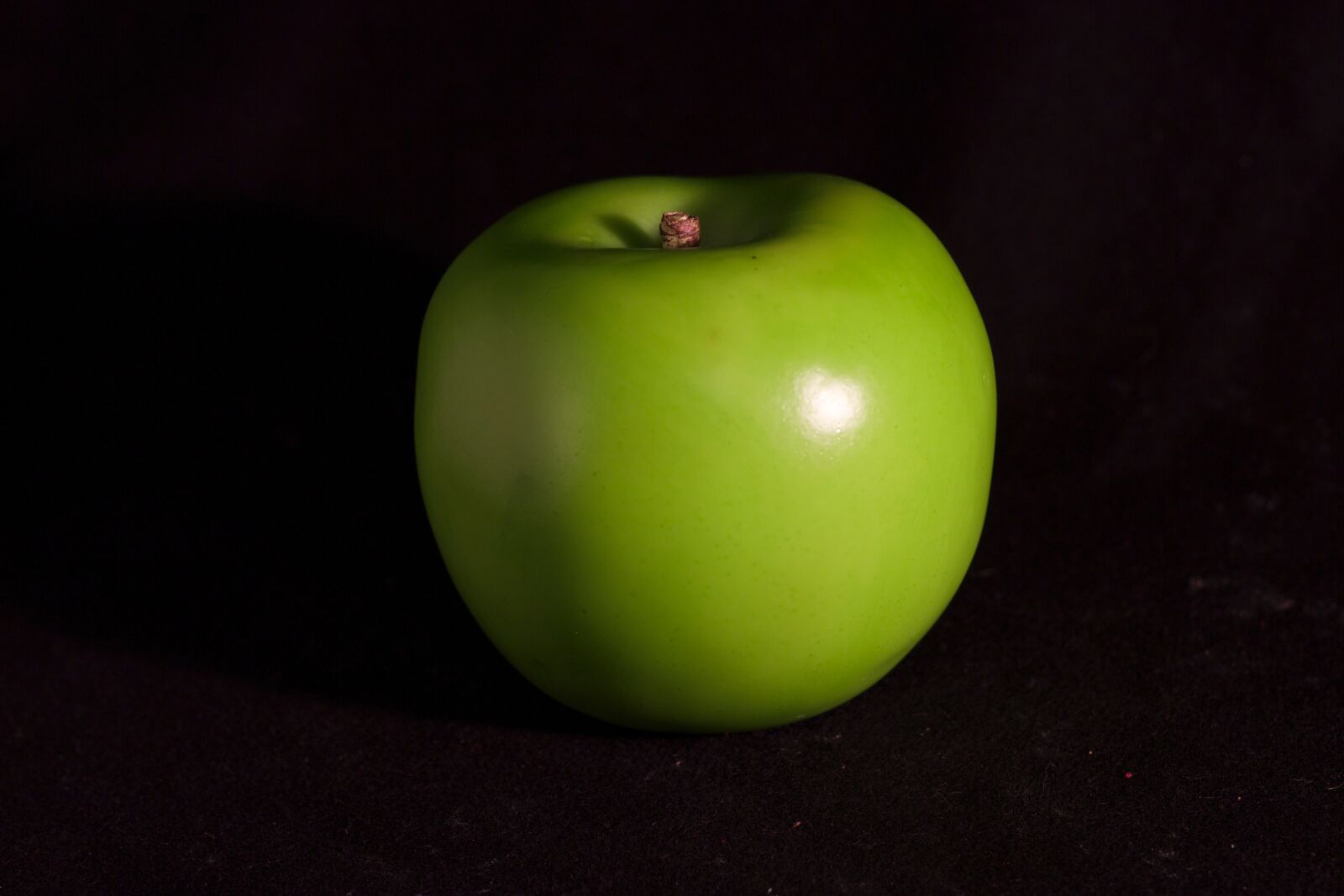 Canon EOS 600D (Rebel EOS T3i / EOS Kiss X5) + Canon EF 50mm F1.8 II sample photo. Apple, fruit, food photography