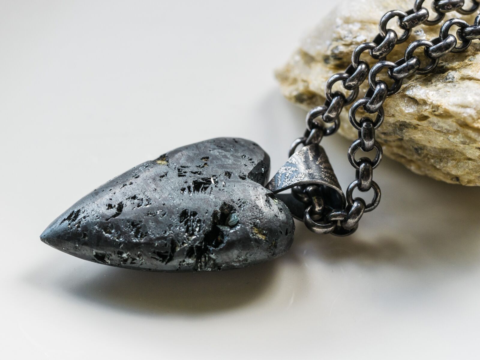 Panasonic DMC-G81 sample photo. Jewellery, heart, necklace photography