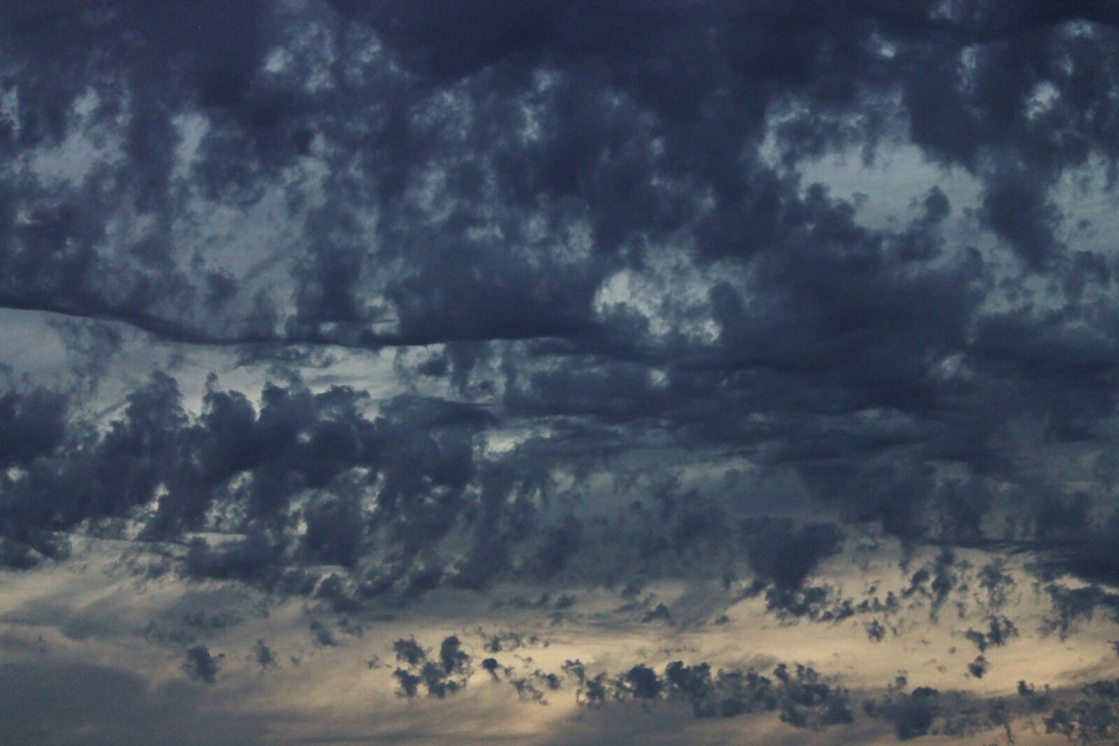 Canon EOS 1100D (EOS Rebel T3 / EOS Kiss X50) sample photo. Rain clouds, wolkenspiel, evening photography