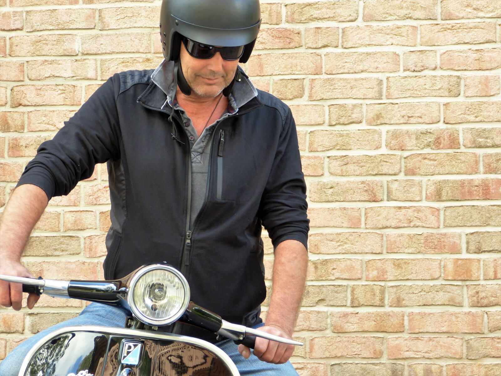 Panasonic Lumix DMC-FZ150 sample photo. Man, vespa, roller photography