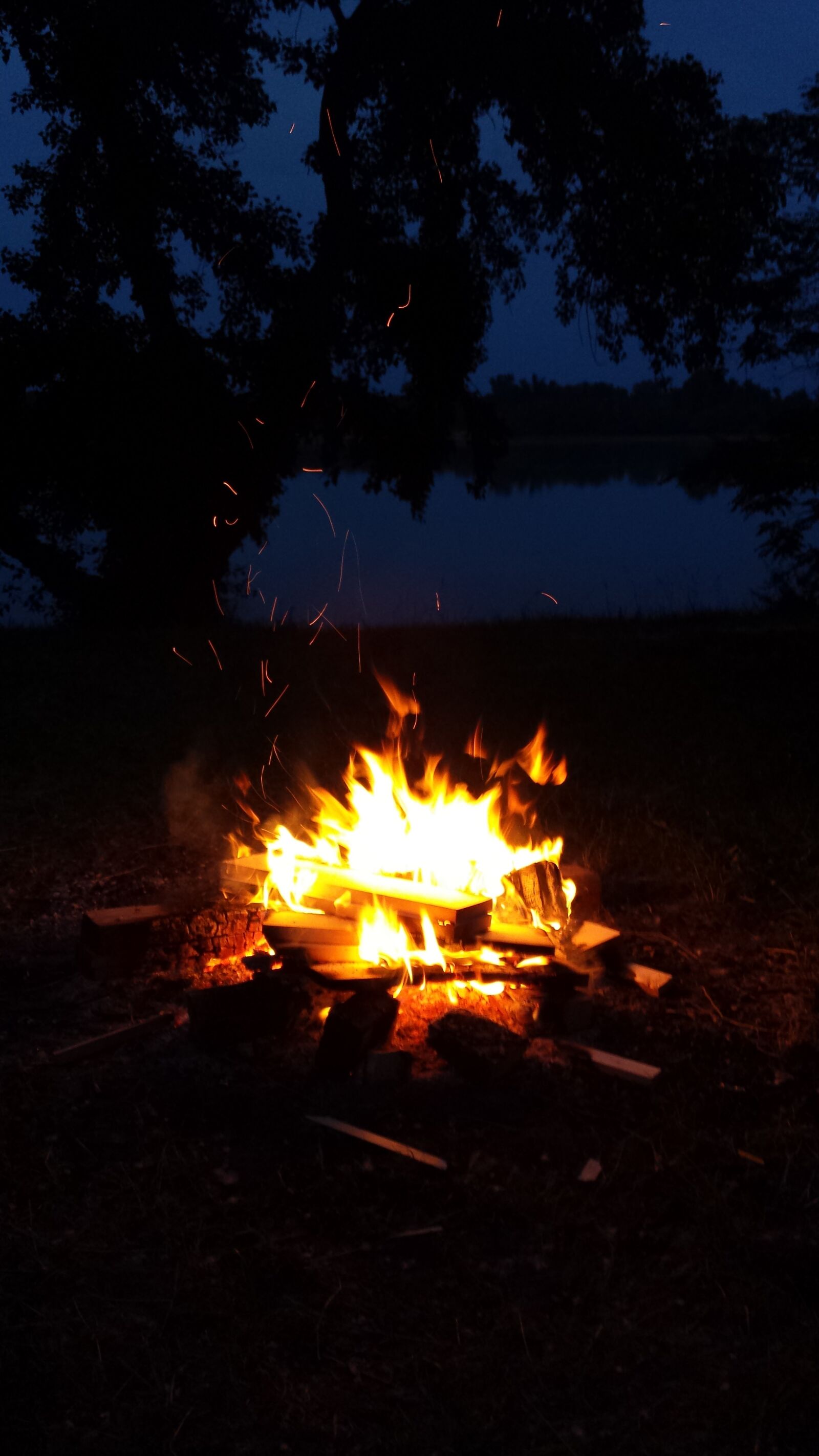 Samsung Galaxy S4 sample photo. Fire, campingfire, party photography